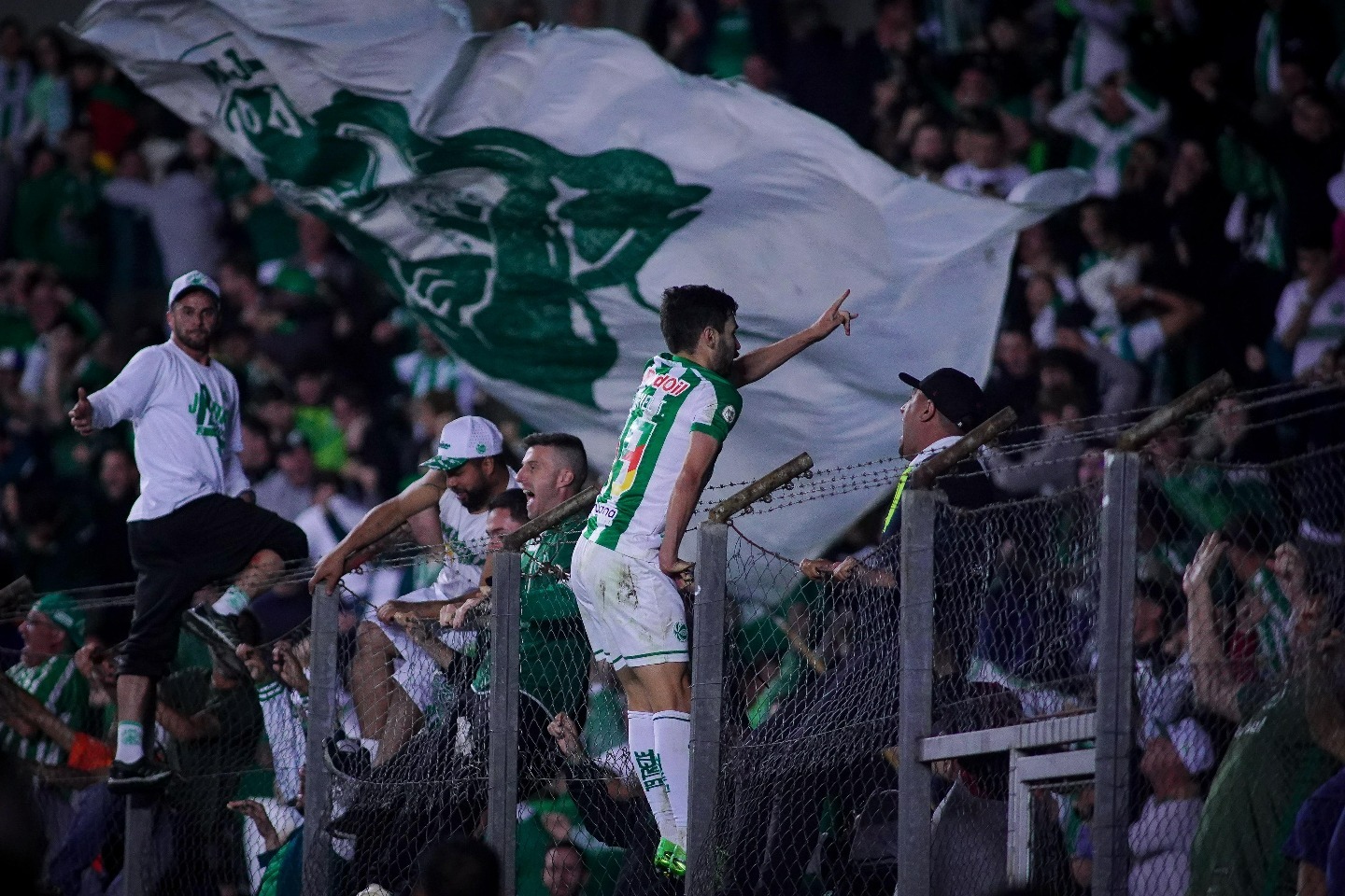 Com dois golaços, Juventude vence de virada o Bahia no Jaconi