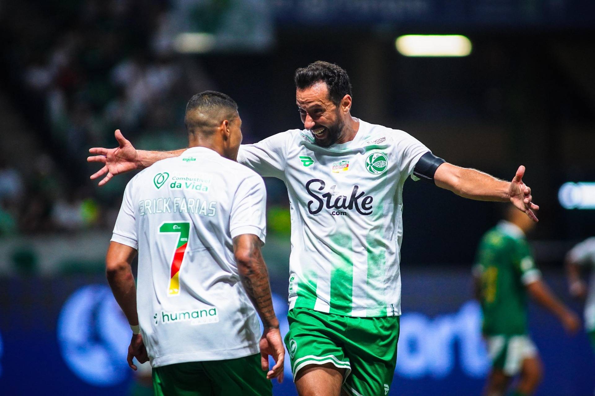 Juventude anuncia renovação de contrato com o meia Nenê