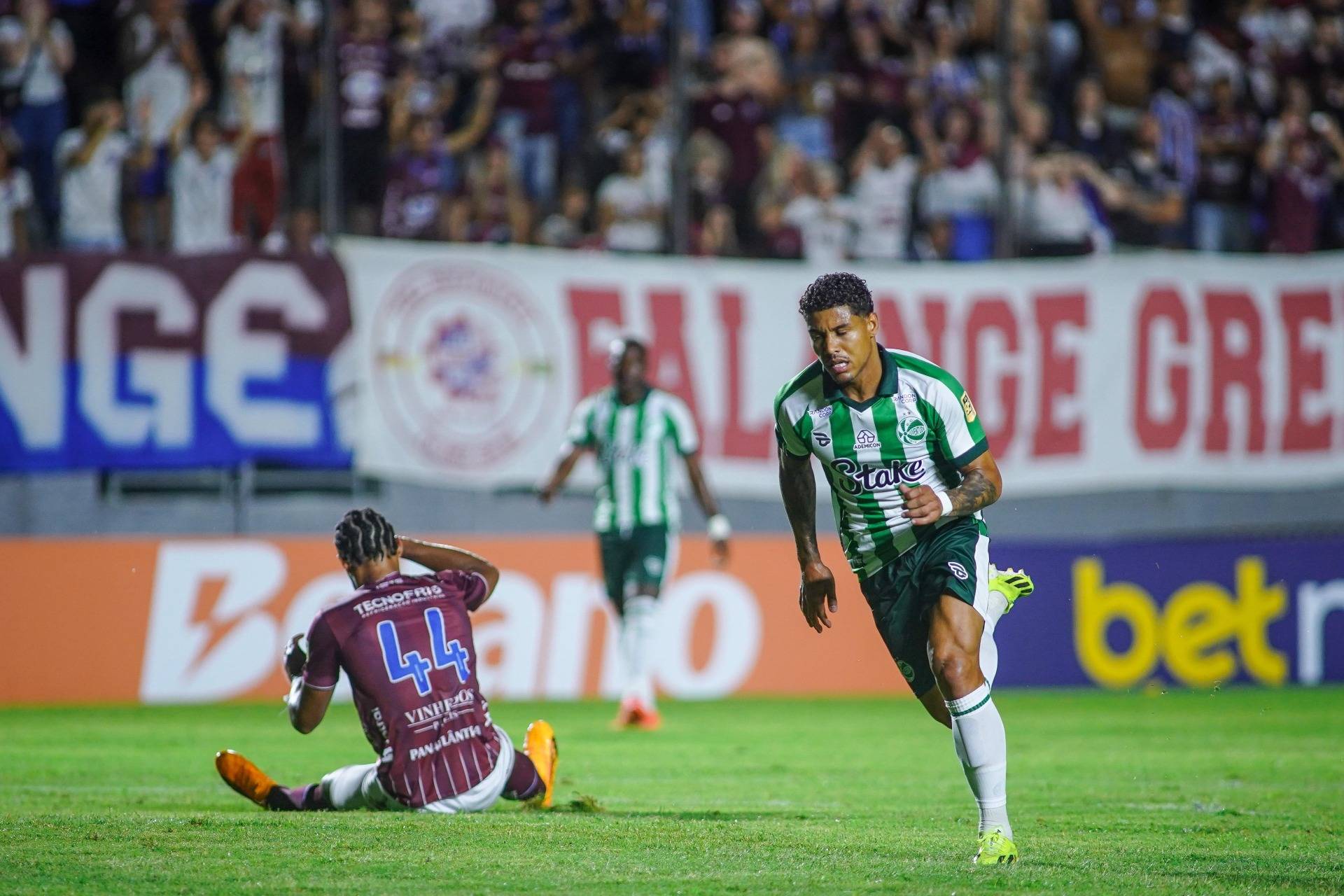 Juventude se impõe, vence o clássico CaJu e dispara na liderança do Gauchão