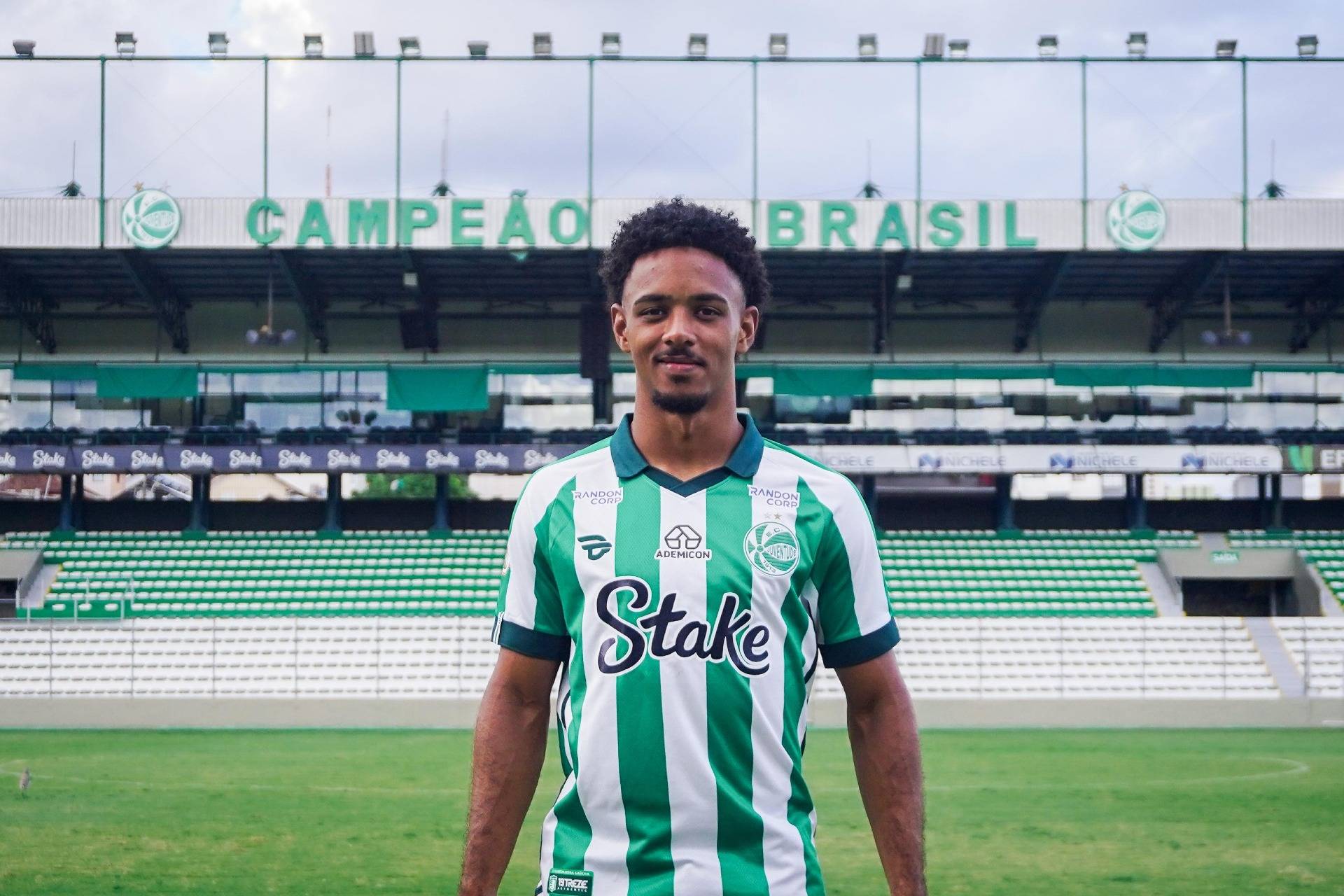 Lateral-direito Gabriel Souza reforça o Juventude