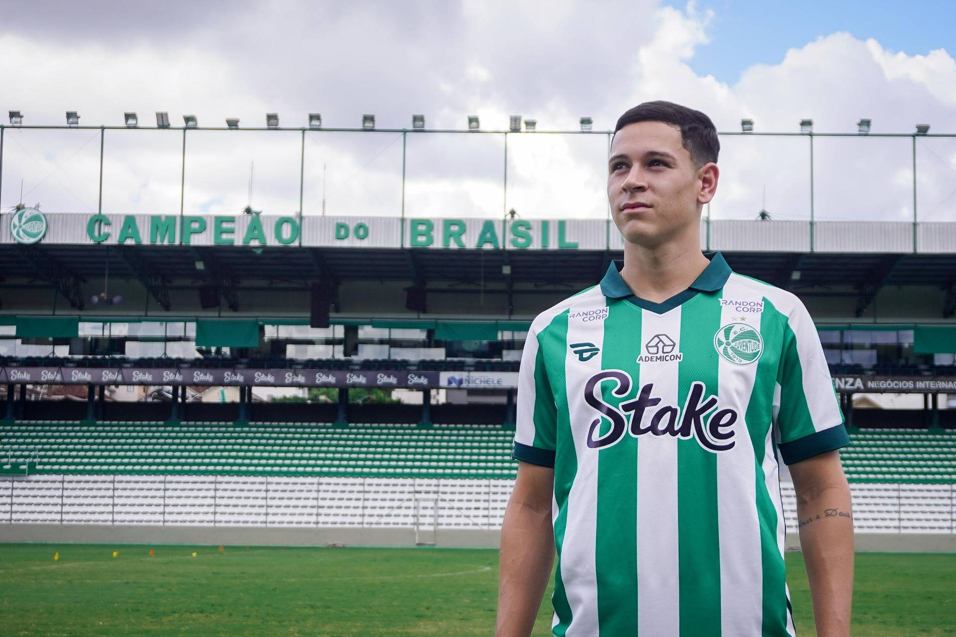 Juventude anuncia zagueiro Natã Felipe