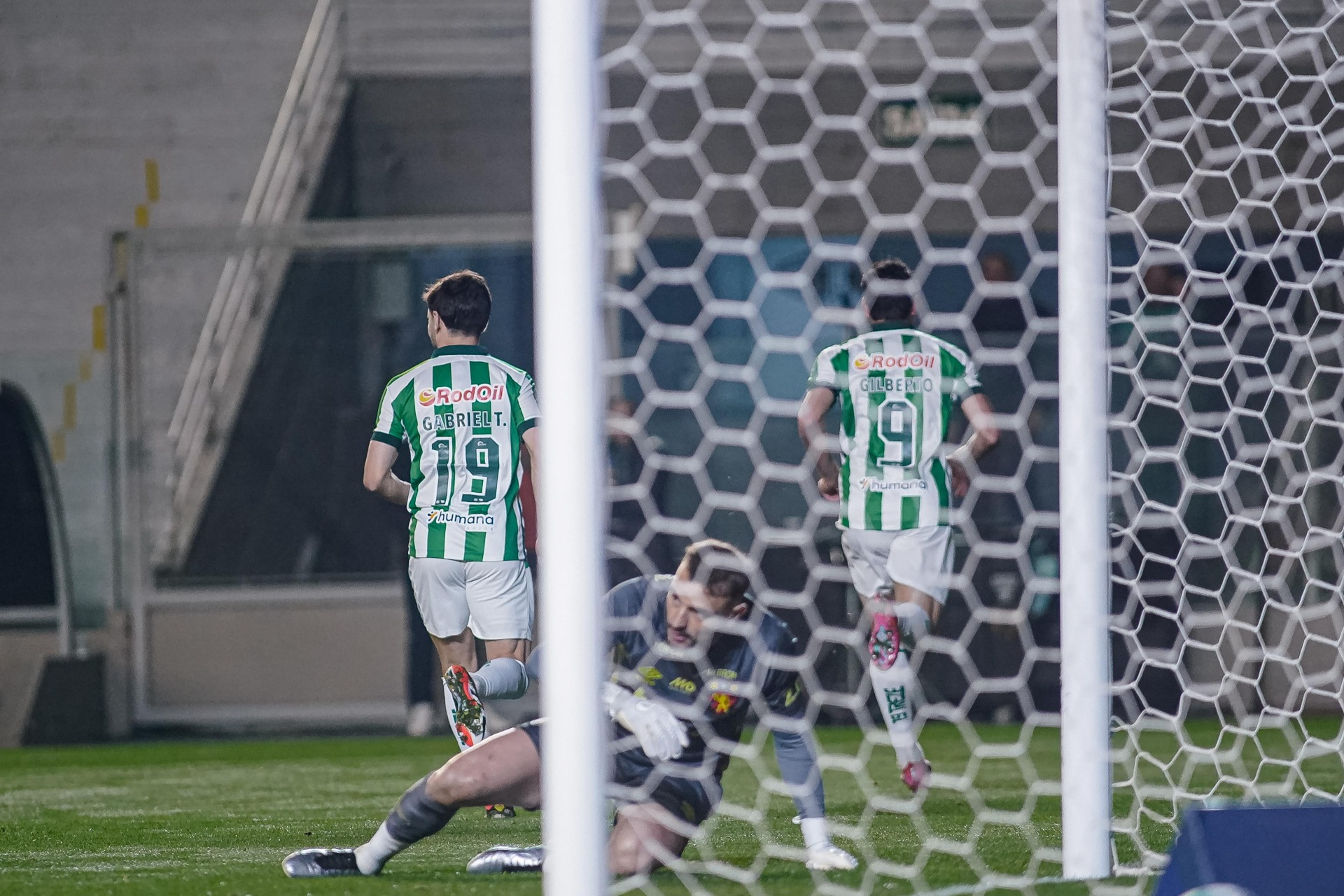 Juventude vence com dois gols de Gilberto e sobe na tabela 