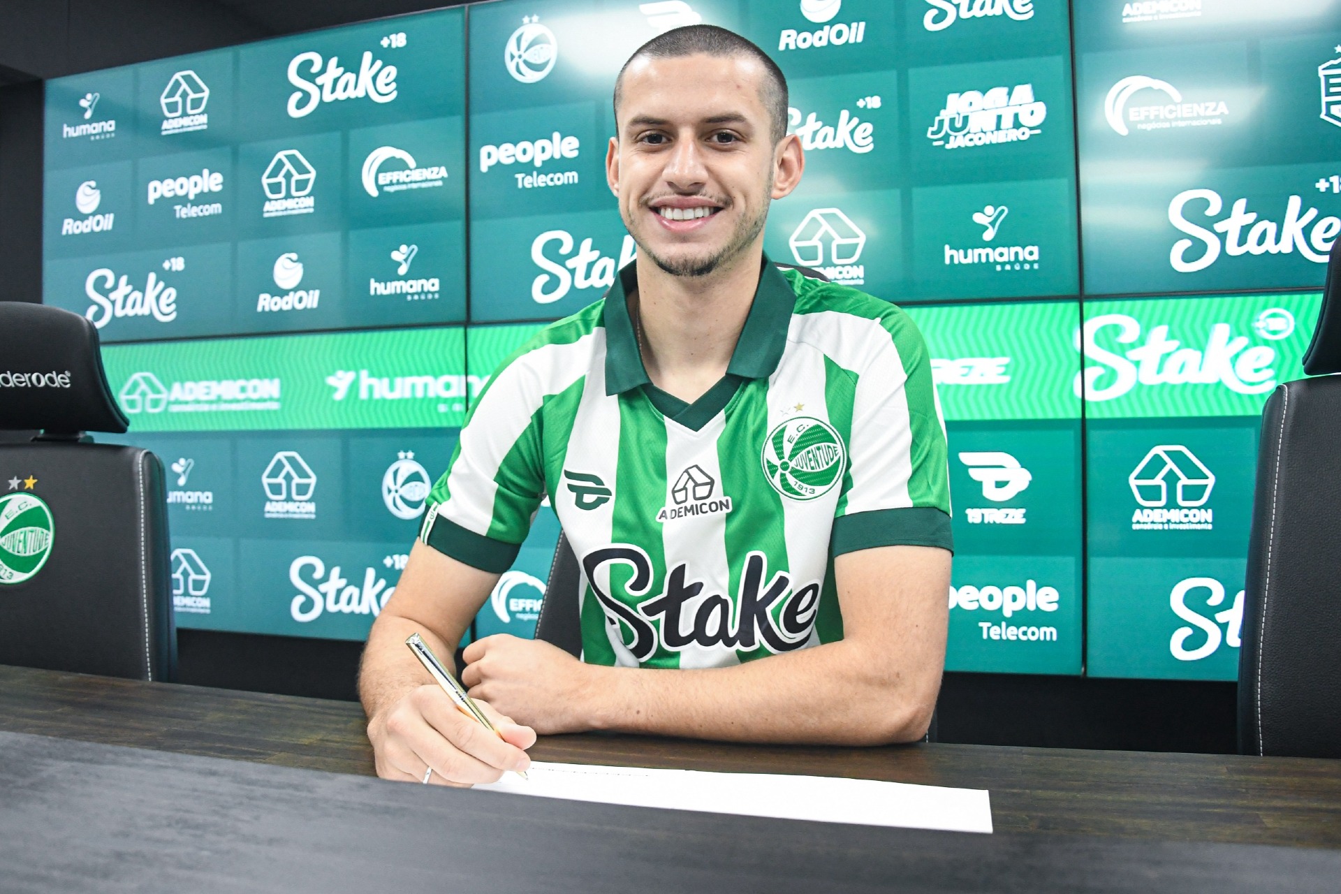 Destaque da base, zagueiro Bernardo renova contrato com o Juventude