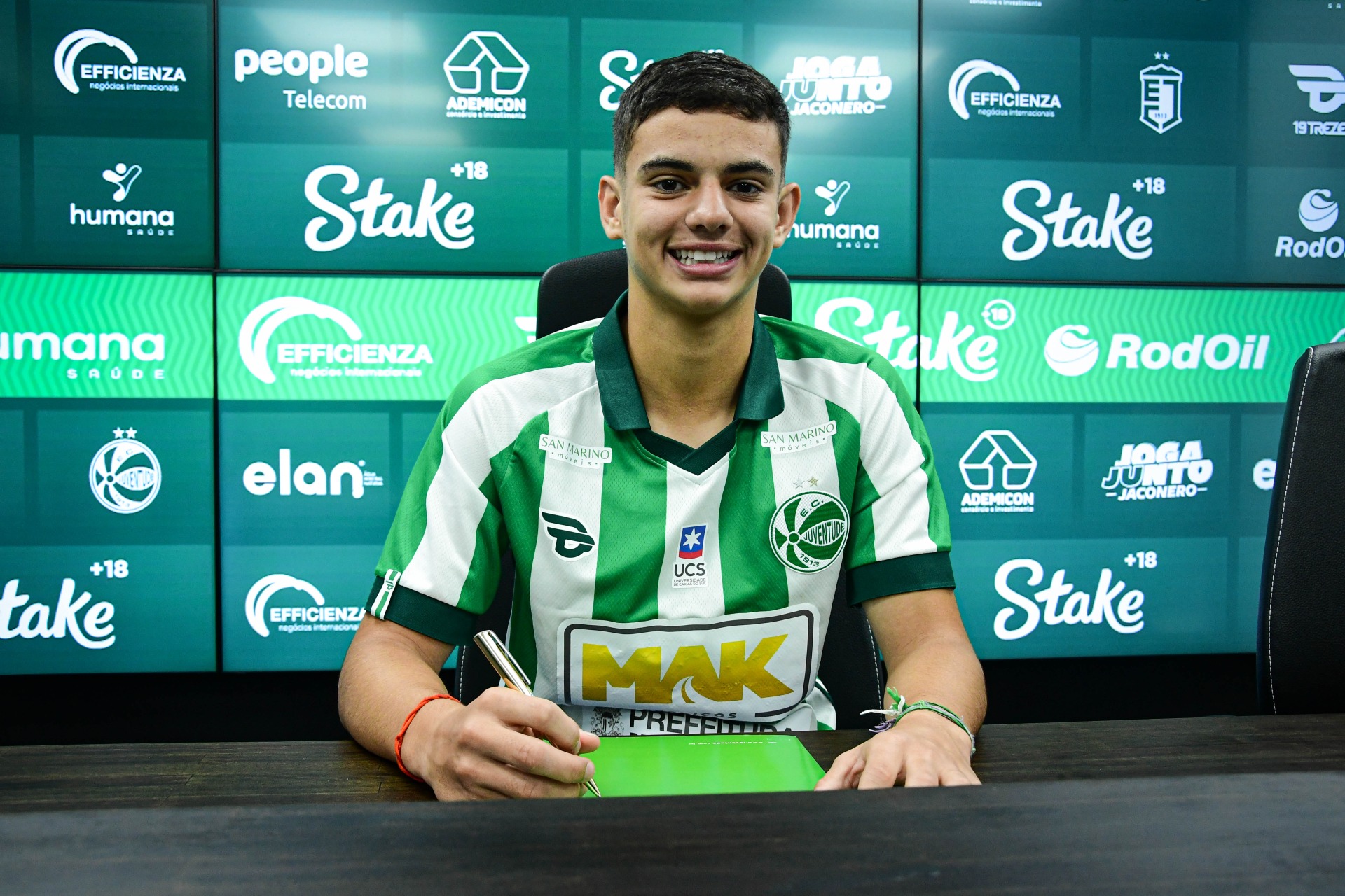 Cria da Escola do Ju, Joca assina seu primeiro contrato profissional com o Juventude