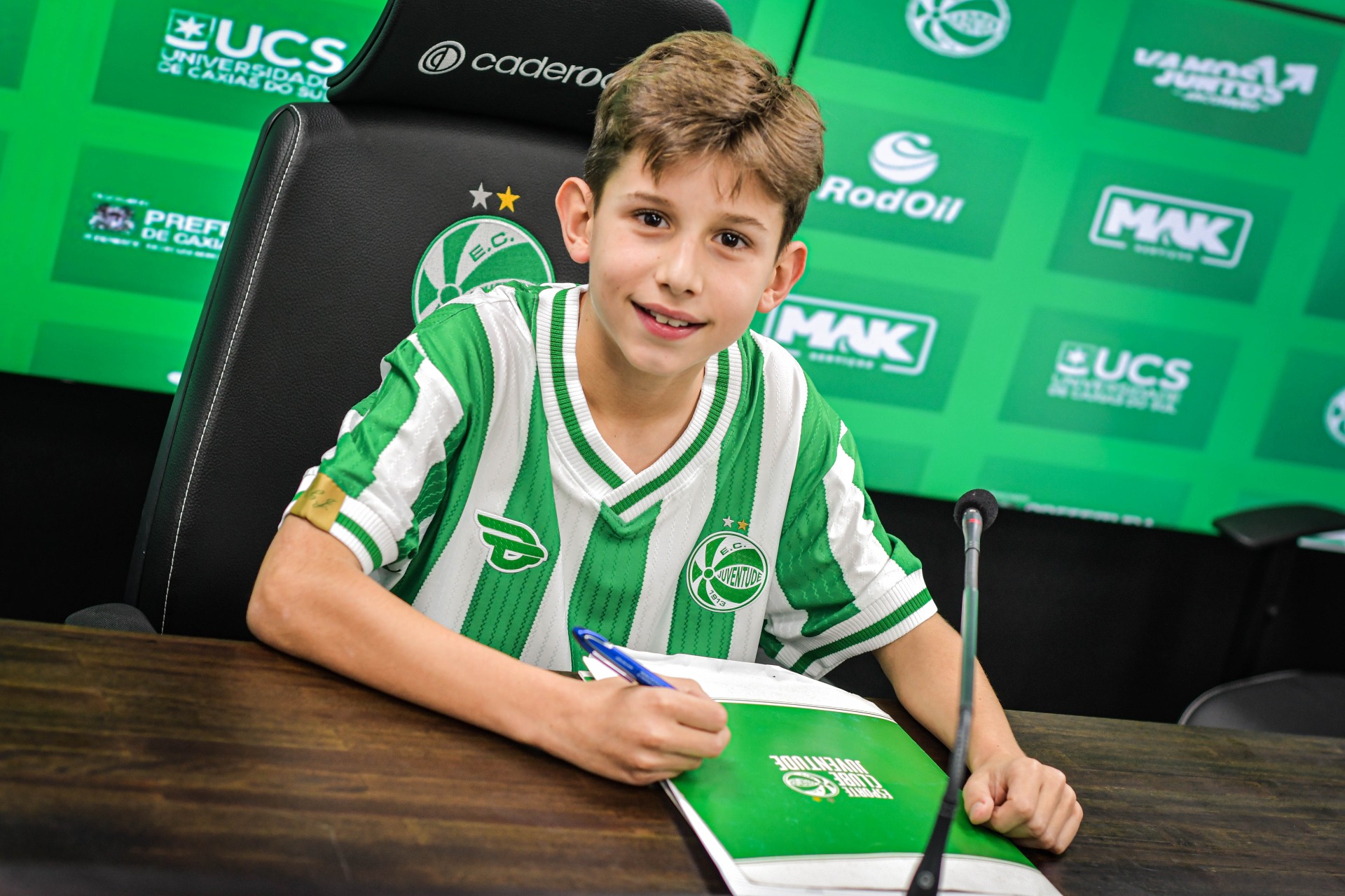 Escola de Futebol do Juventude firma contratos de iniciação esportiva com três atletas