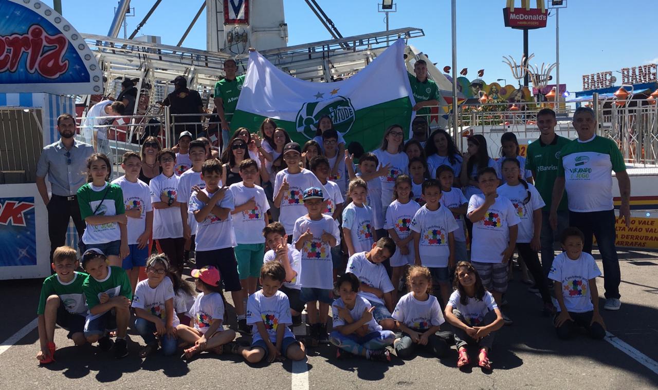 Juventude leva crianças do “Virando o Jogo” a parque de diversões