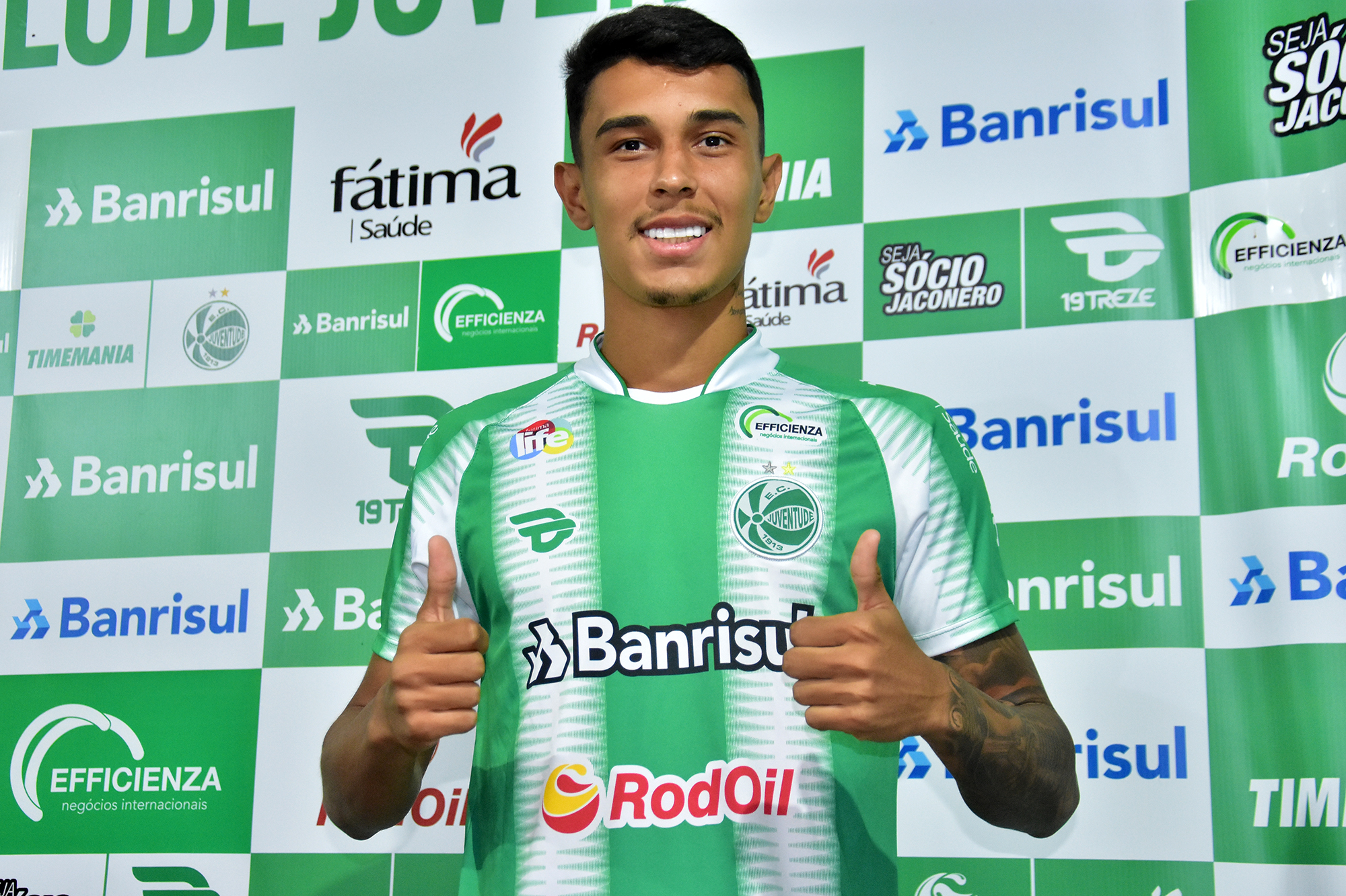 Juventude apresenta o zagueiro Vitor Mendes