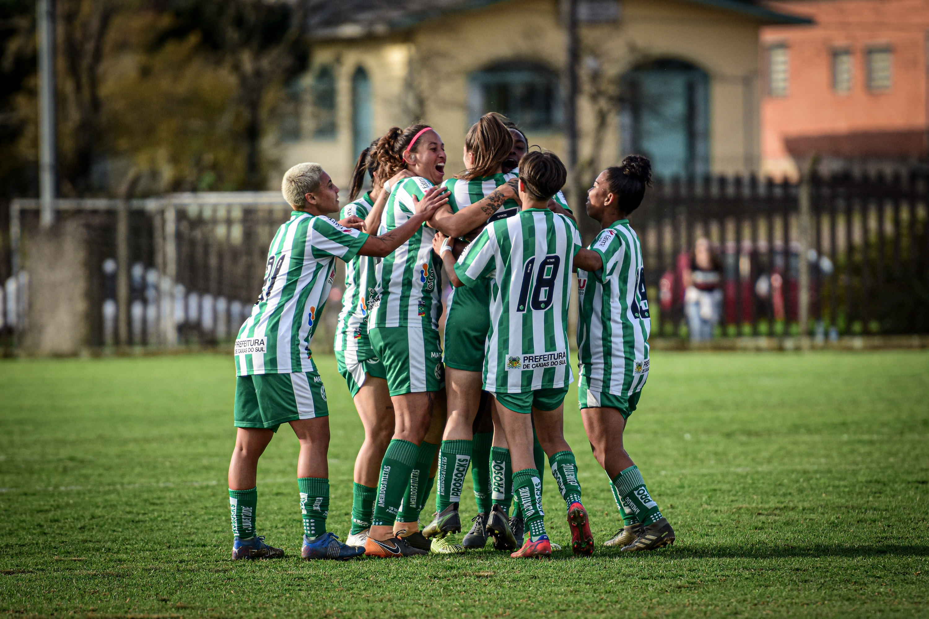 Esmeraldas vencem e seguem 100% no Gauchão