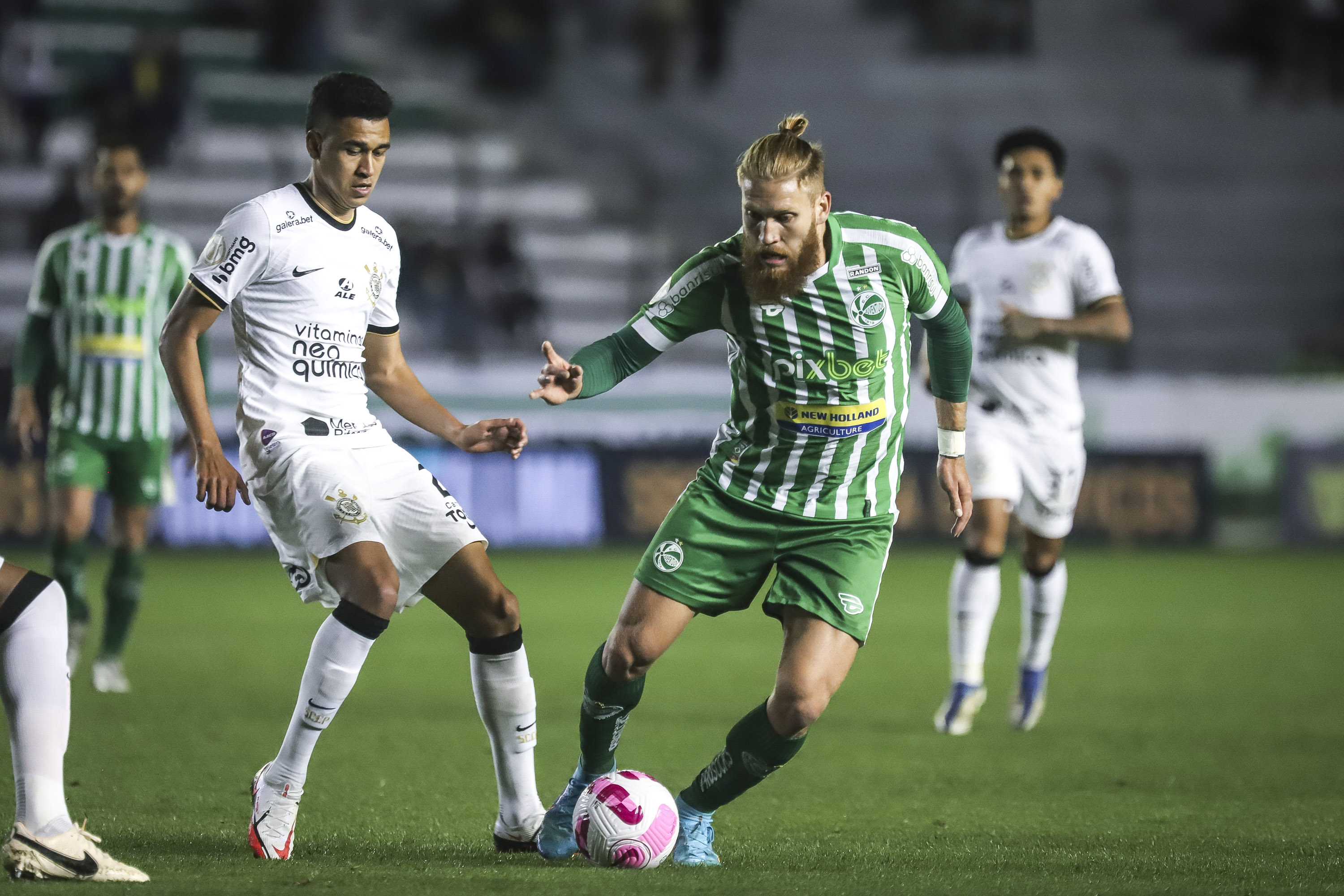 Ju sai atrás, se recupera e soma ponto contra o Corinthians