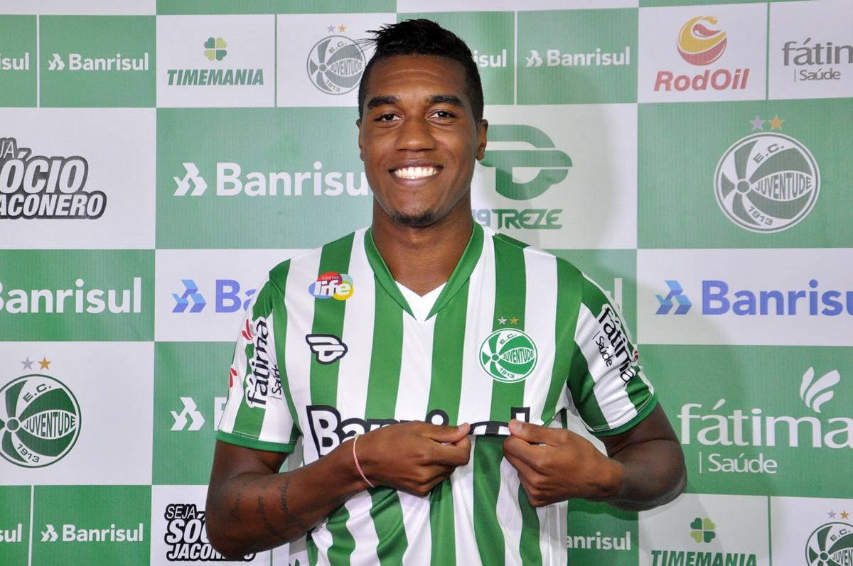 Atacante Murilo é apresentado oficialmente