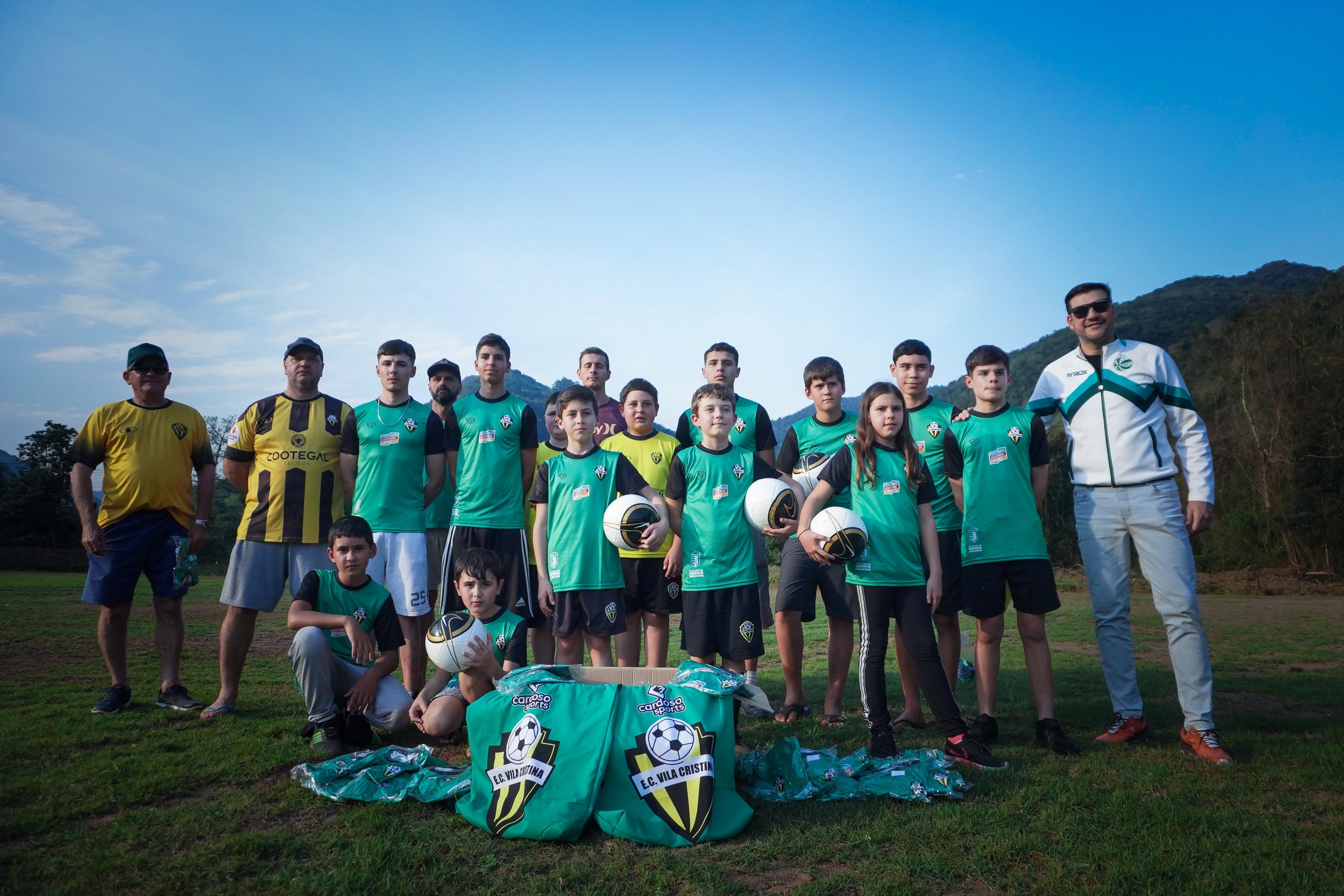 Juventude doa kits de treino para Escolinha de Futebol atingida por enchentes no Rio Grande do Sul