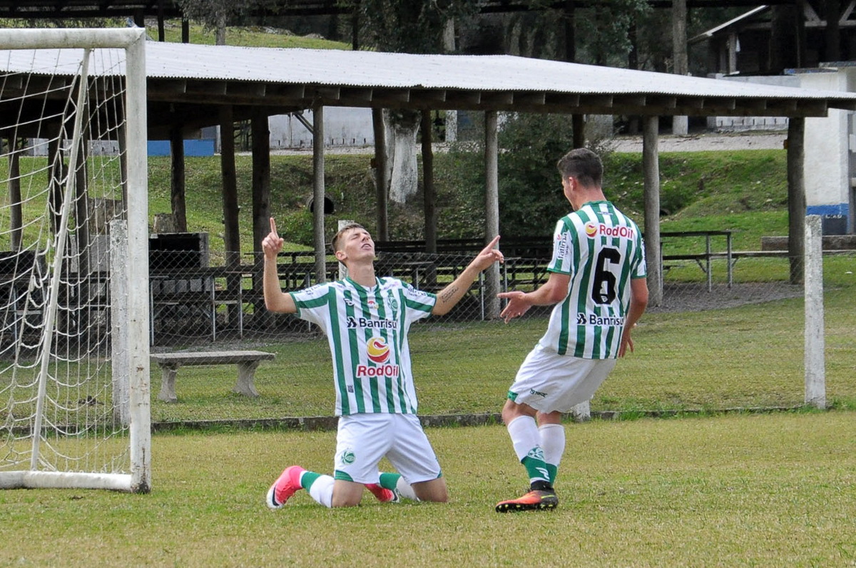 Sub-19 vence mais uma e dispara na liderança da Copa FGF