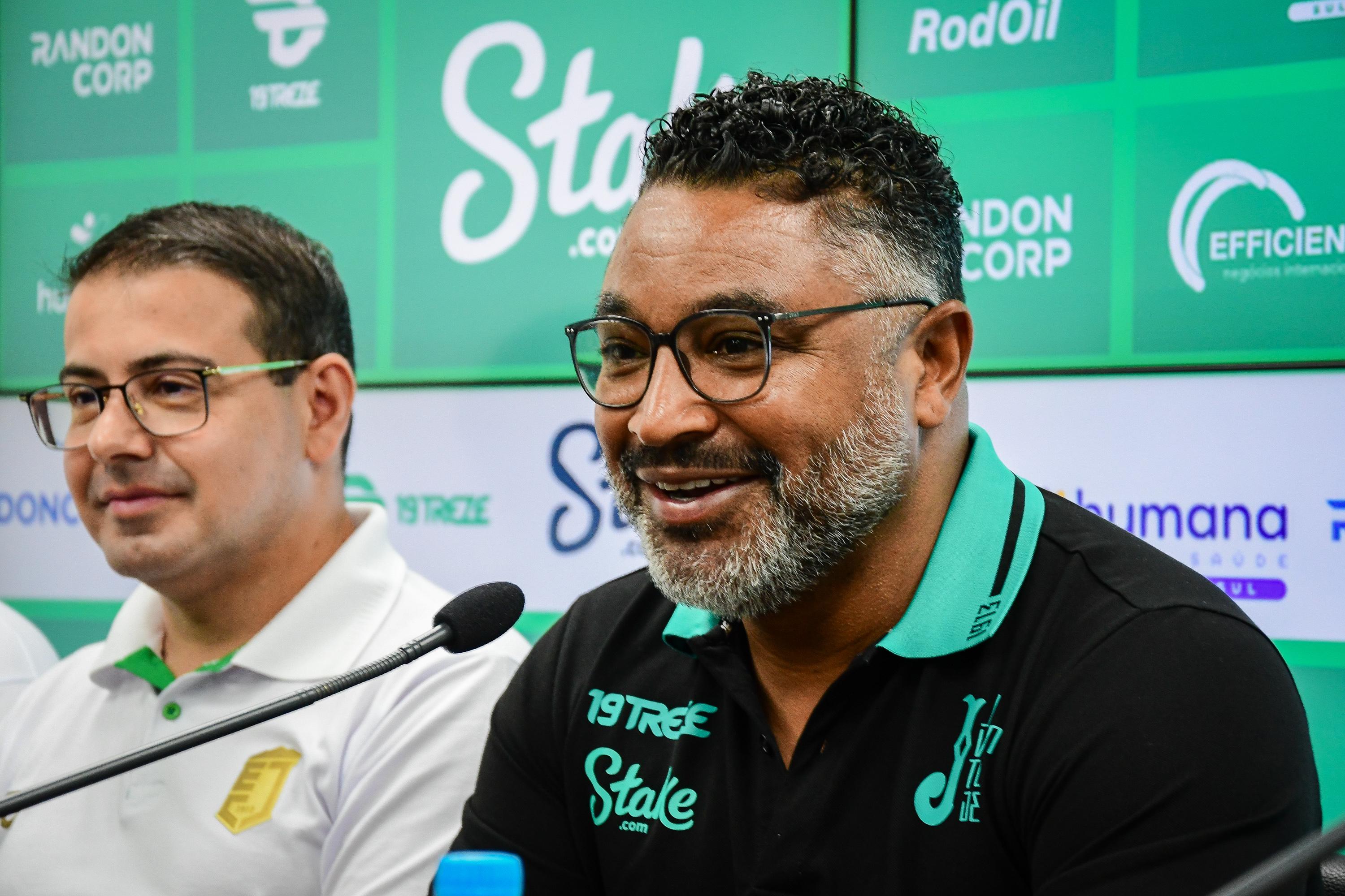 Roger Machado é apresentado oficialmente no Jaconi