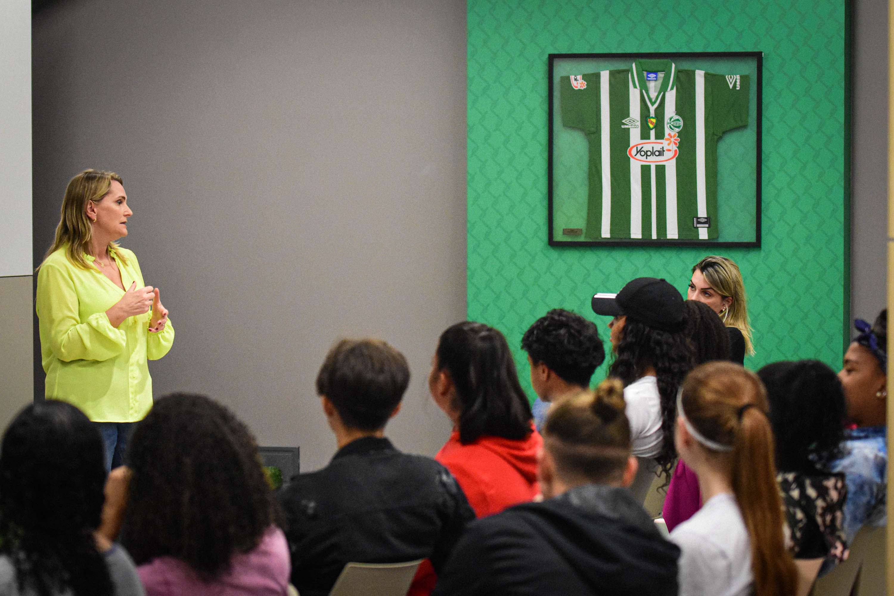 Juventude inicia ciclo de palestras para atletas do futebol feminino