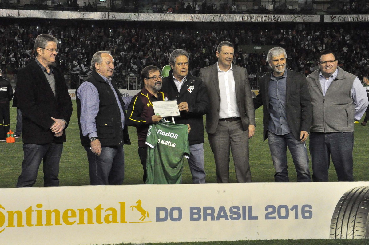 Juventude presta homenagem ao São Paulo