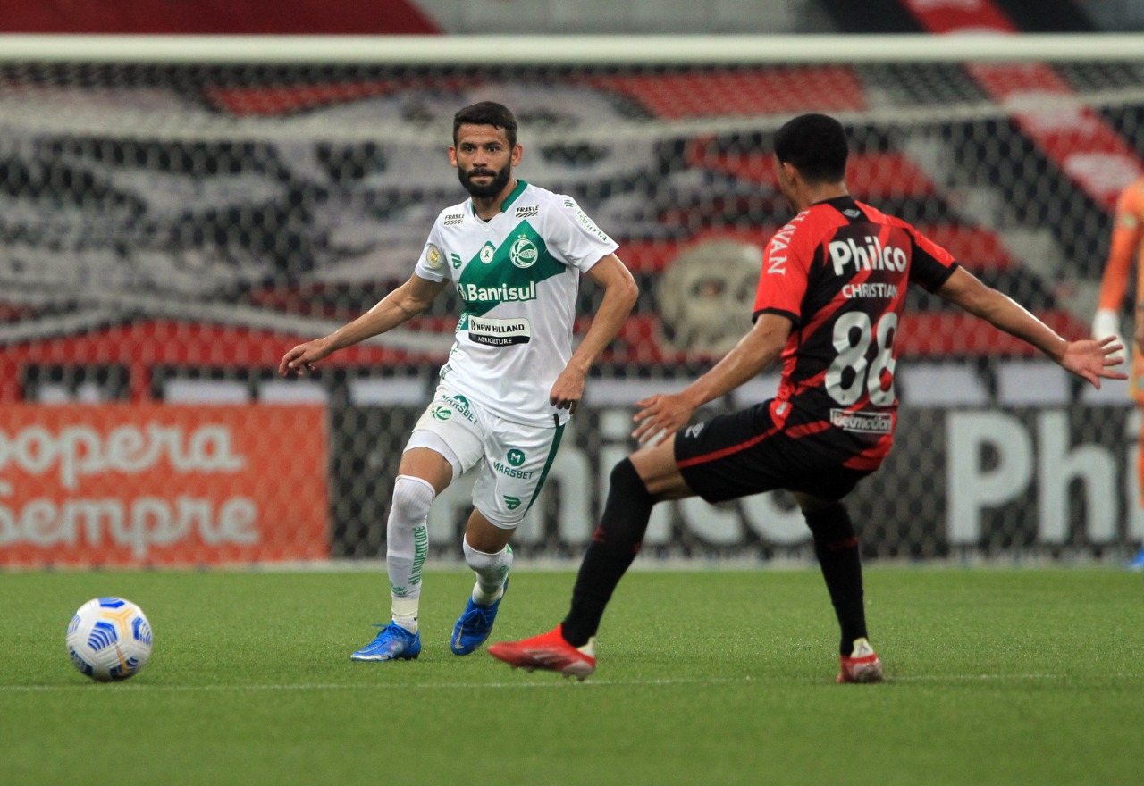 Com um jogador a menos, Juventude sai na frente, mas é superado pelo Athletico na Arena da Baixada