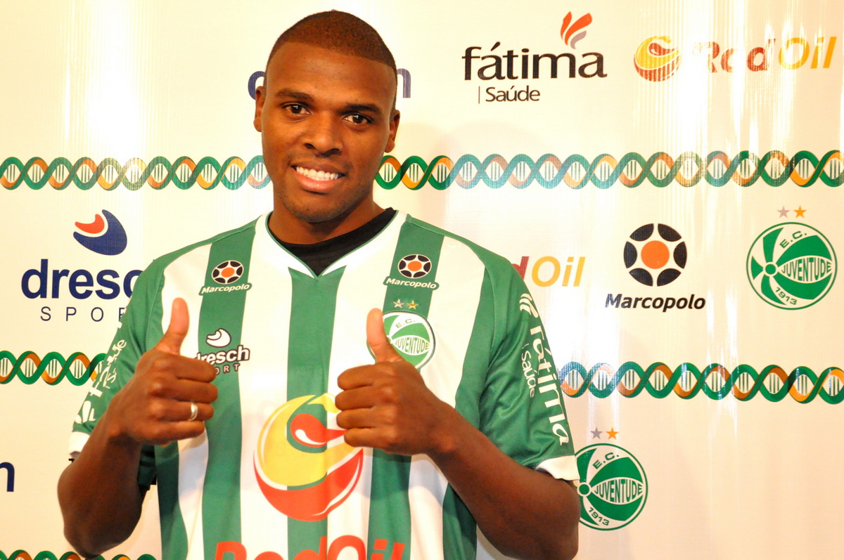 Lateral Julinho já treina no Jaconi