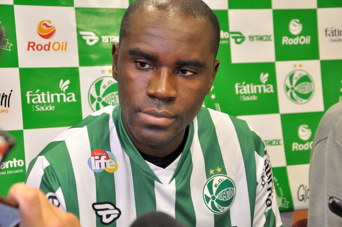Meia Hugo decide encerrar a carreira de atleta