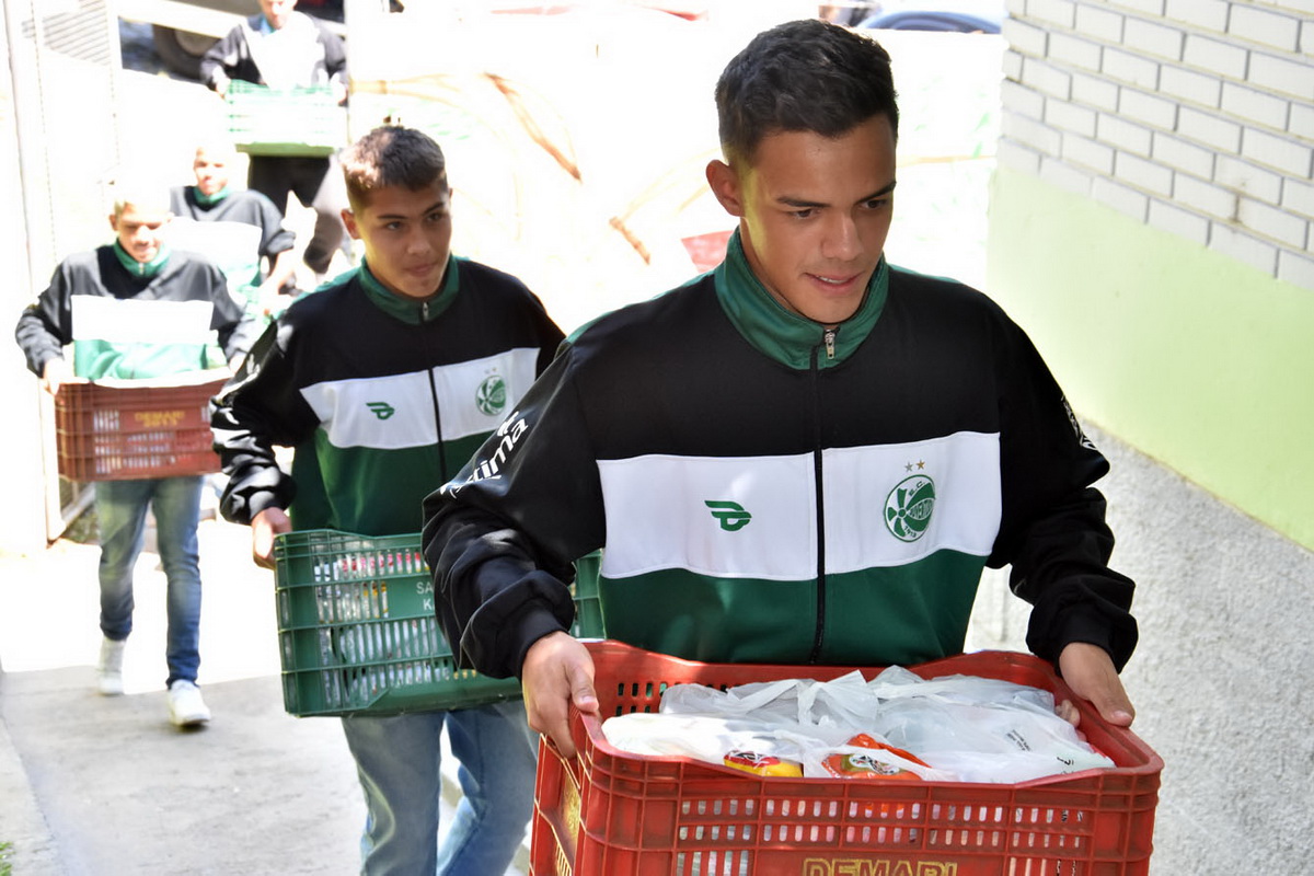 Juventude realiza entrega de alimentos para crianças do “Virando o Jogo”
