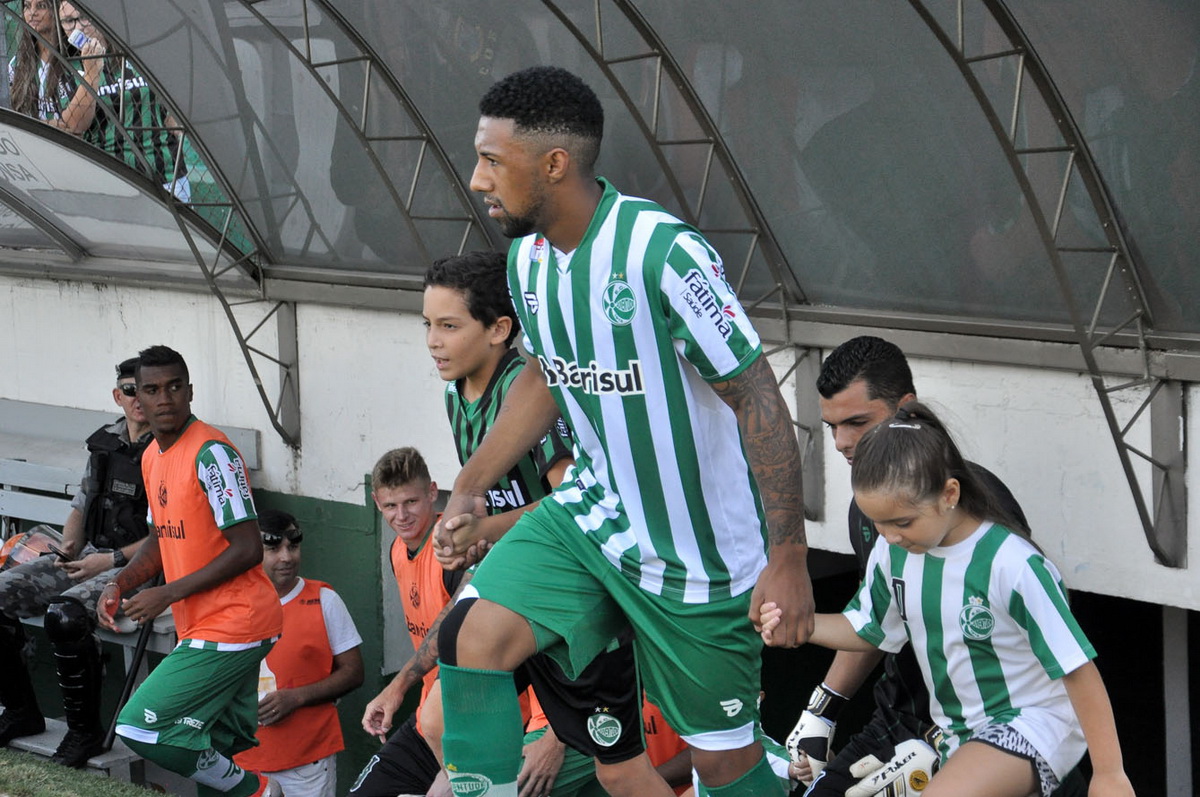 Lateral Vidal comemora retorno após longo período afastado por lesão