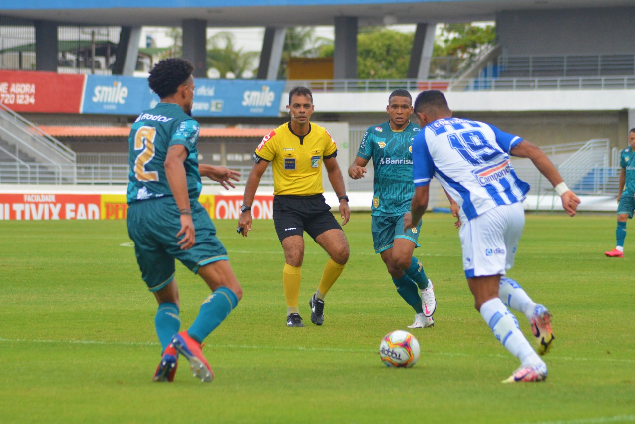Ju luta até o final, mas é superado fora de casa