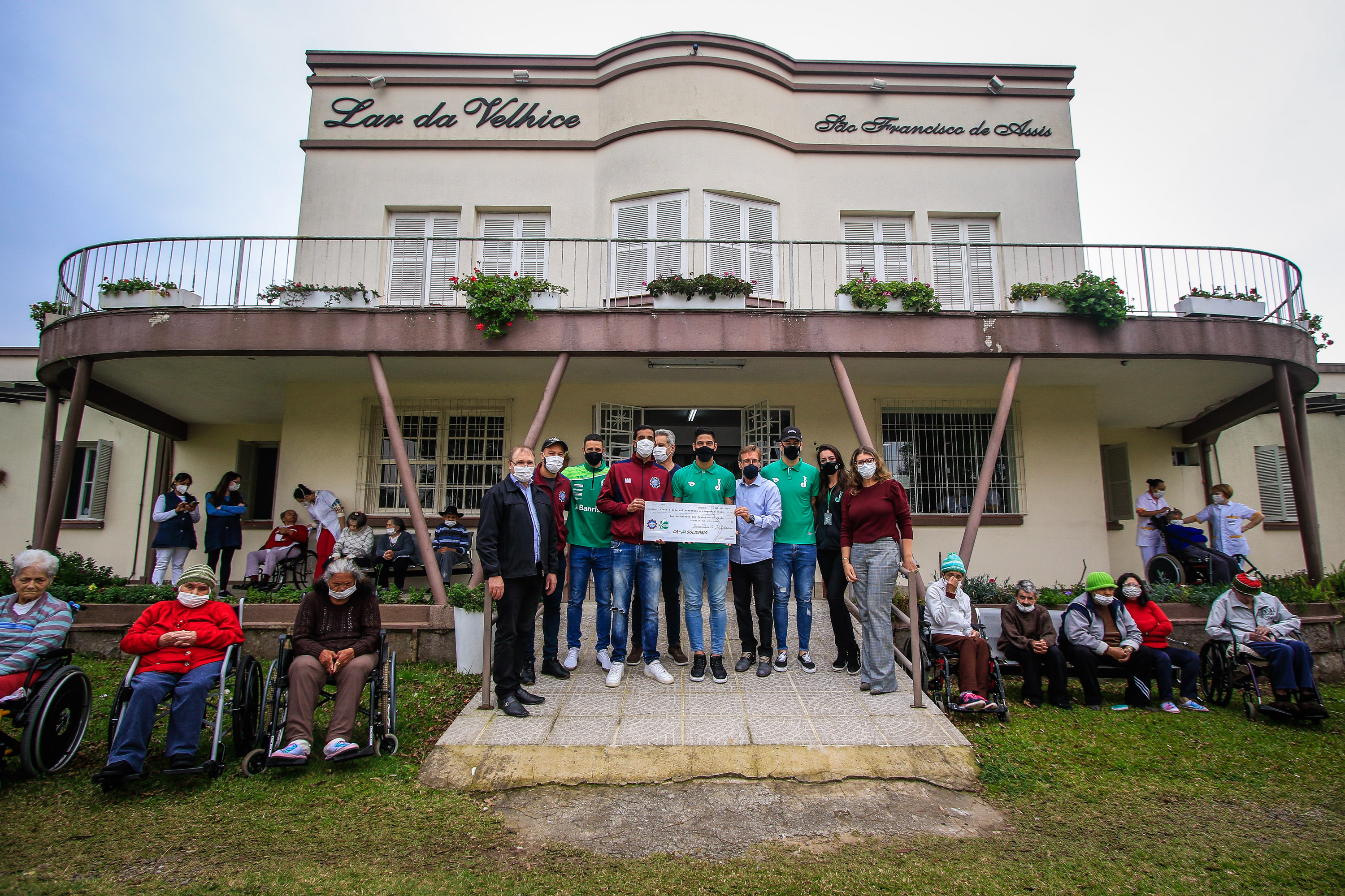 Juventude e Caxias realizam entrega do valor arrecadado no Ca-Ju solidário