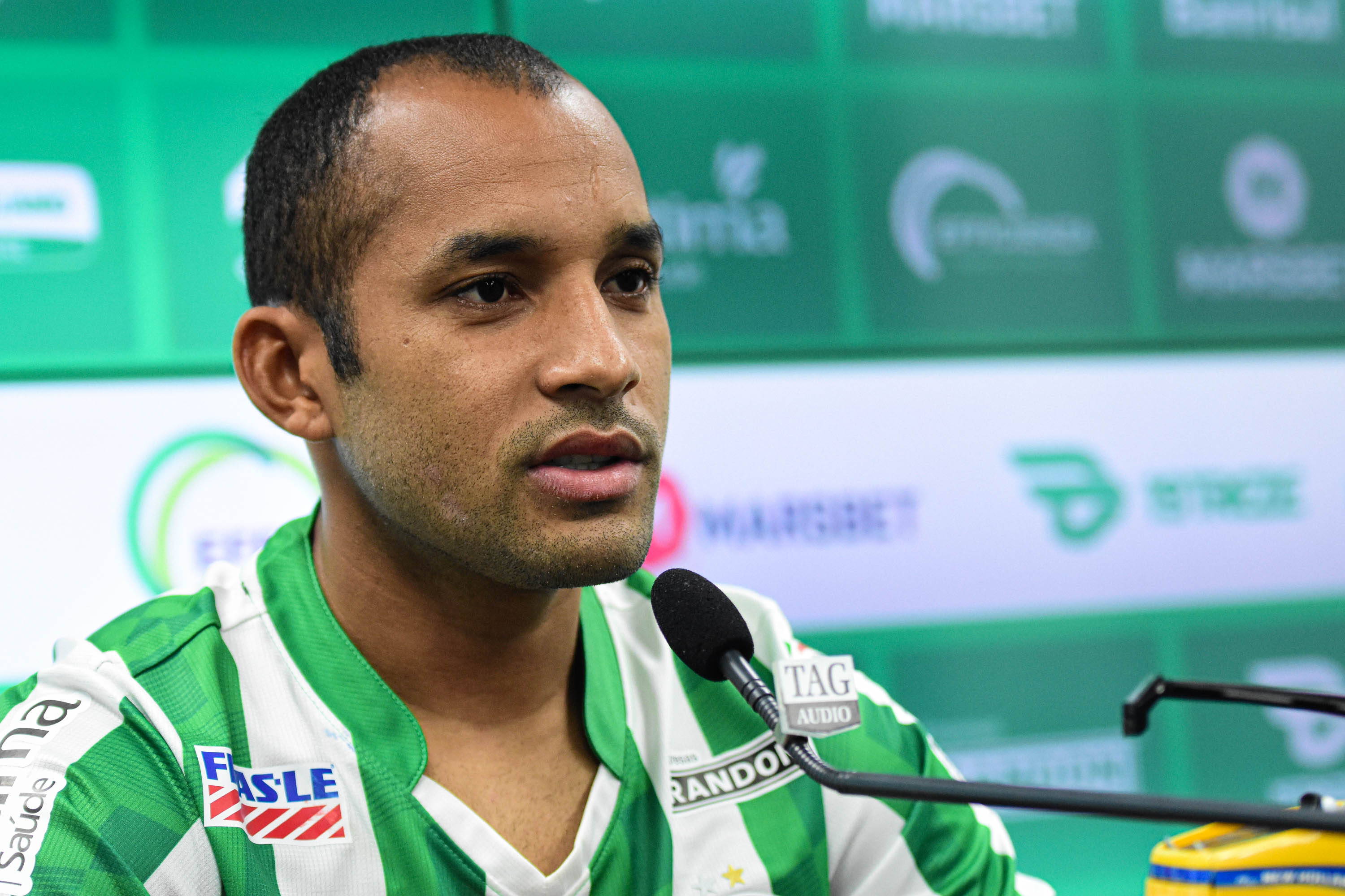 Atacante Edinho é apresentado no Jaconi