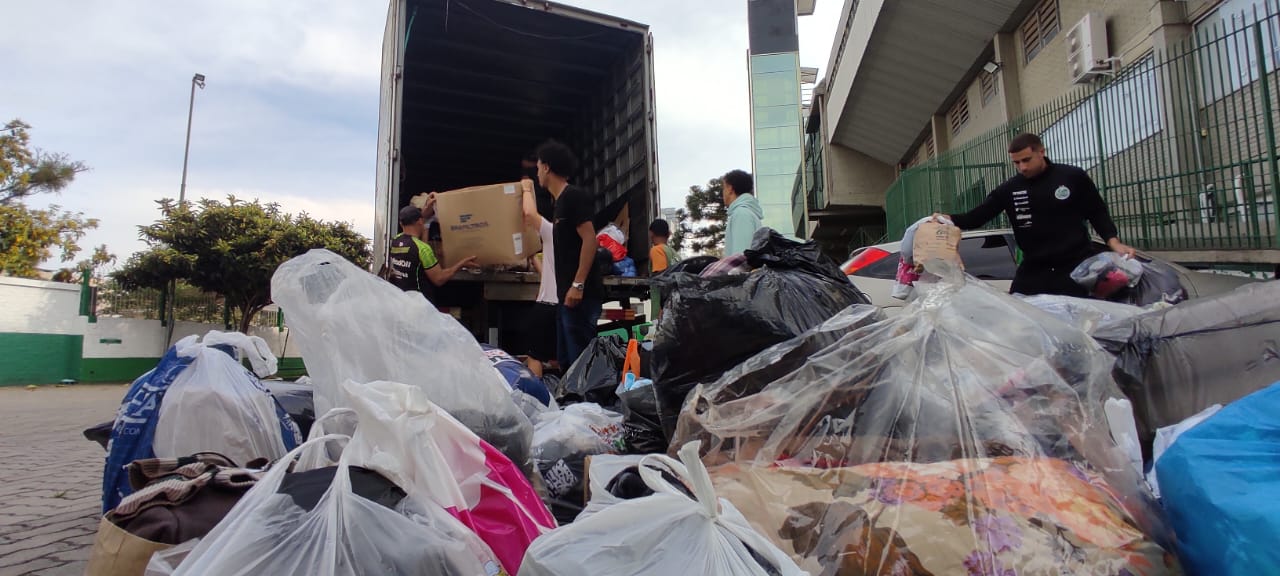 Em segunda leva, caminhão-baú deixa o Jaconi carregado com sete toneladas de doações para as vítimas das enchentes no RS