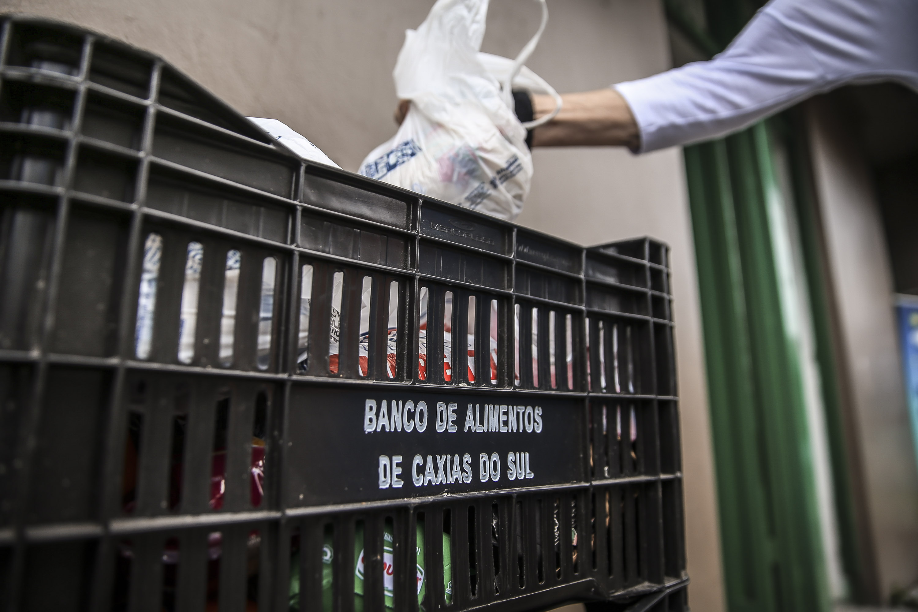Juventude arrecada roupas e mais de 600kg de alimentos para doação
