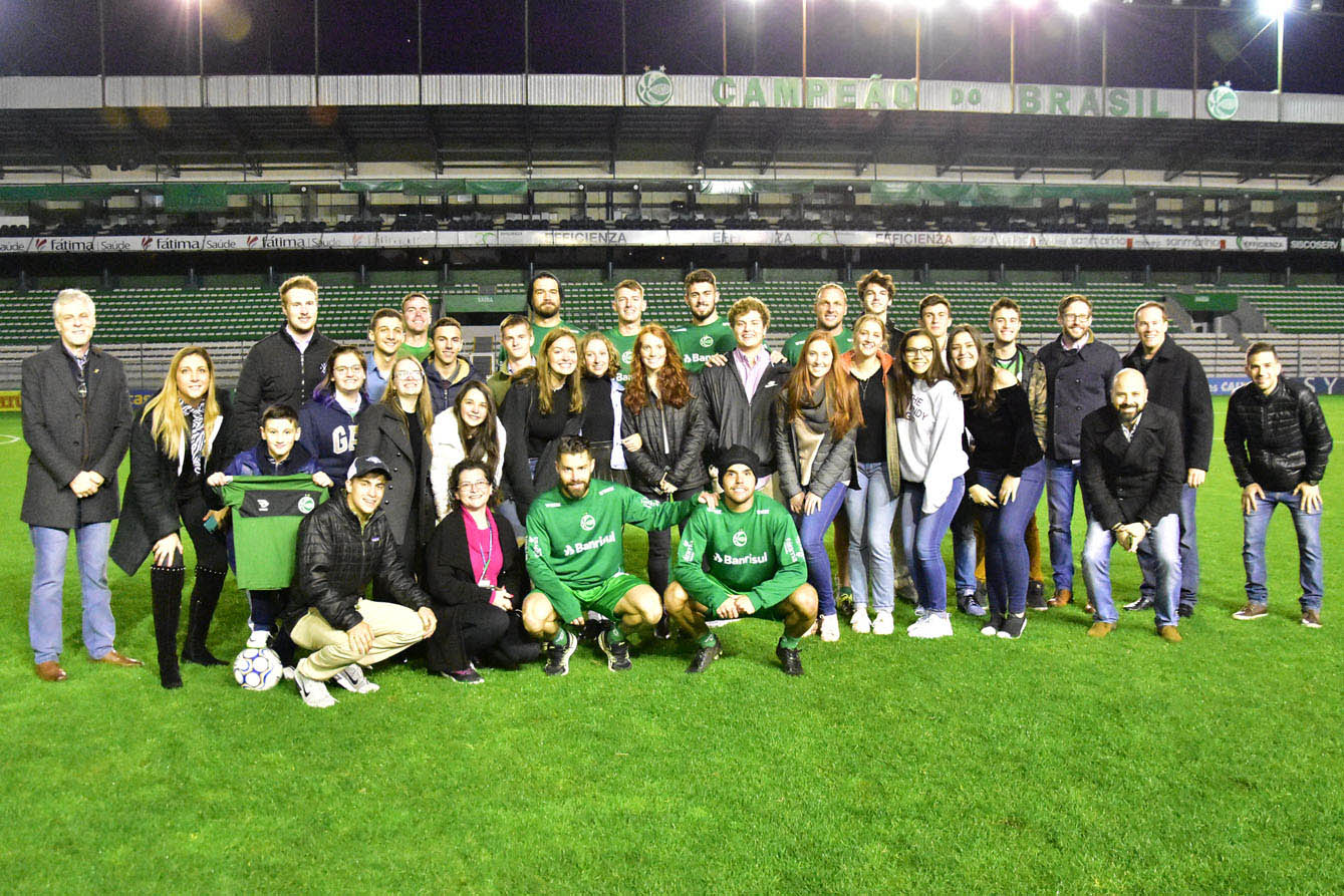 Estudantes americanos visitam o estádio Alfredo Jaconi
