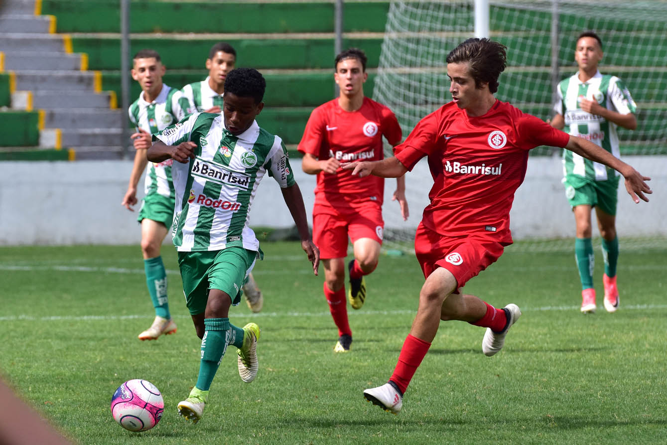 Ju joga bem, mas sai em desvantagem na final do Sub-15
