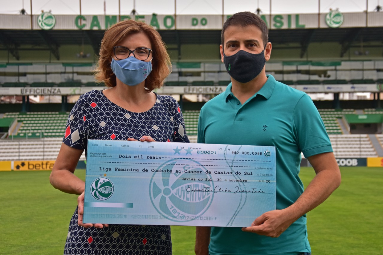 Ju realiza entrega do valor arrecadado com a venda das camisas Solidárias a Liga Feminina de Combate ao Câncer