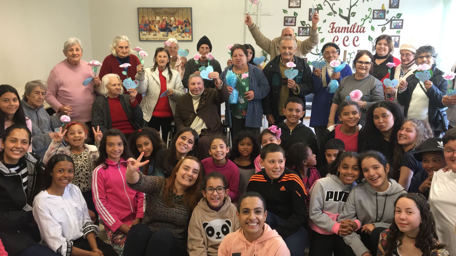 No dia dos avós, crianças do projeto “Virando o Jogo” realizam visita ao Centro de Convivência Capuchinhos