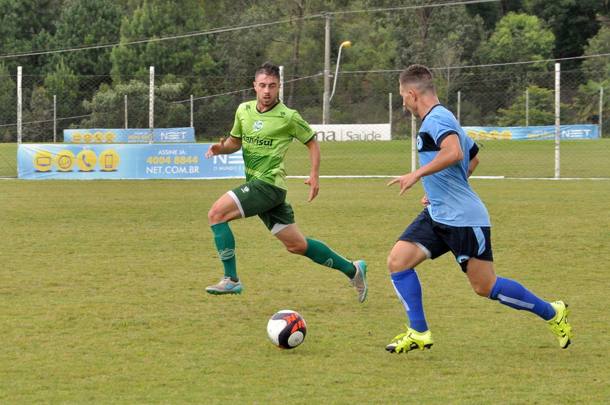 PC Parente observa atletas em jogo-treino contra o Glória