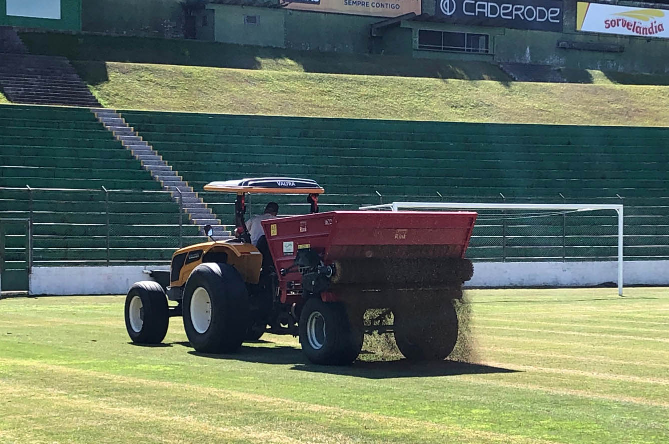Juventude aproveita recesso para realizar melhorias no gramado do Jaconi