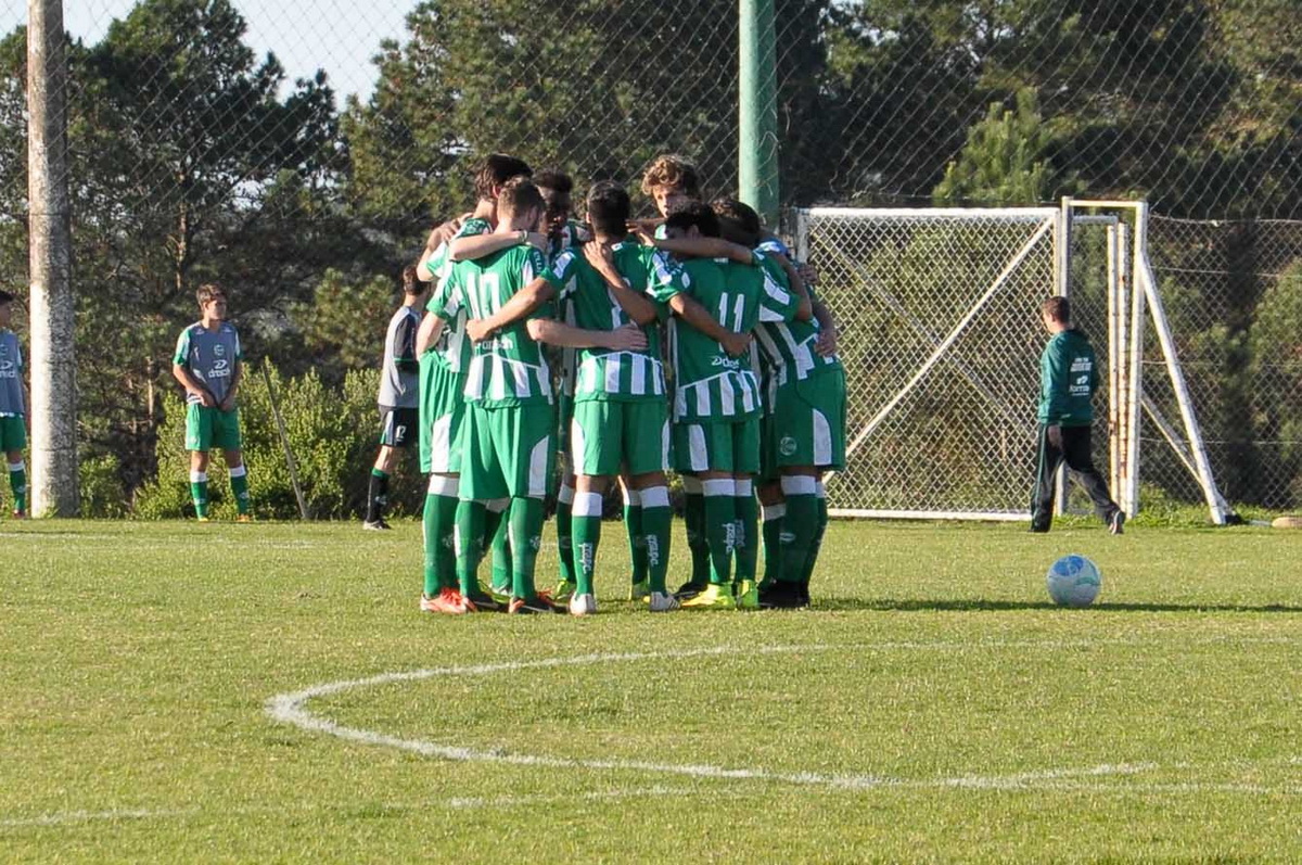 Sub-17 vence mais uma e sobe na tabela