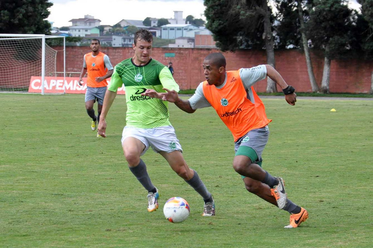 Elenco profissional vence o Sub-20 em jogo-treino
