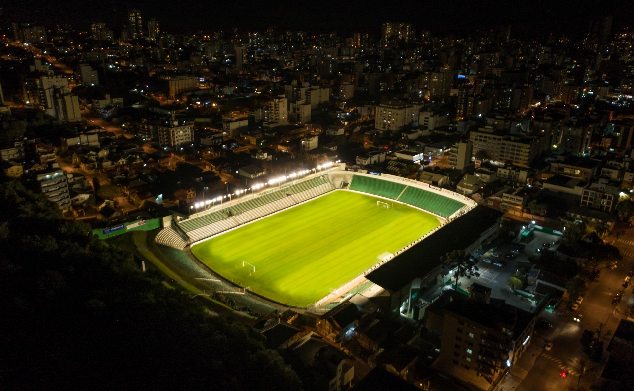 Juventude instala primeiros refletores de LED no Jaconi