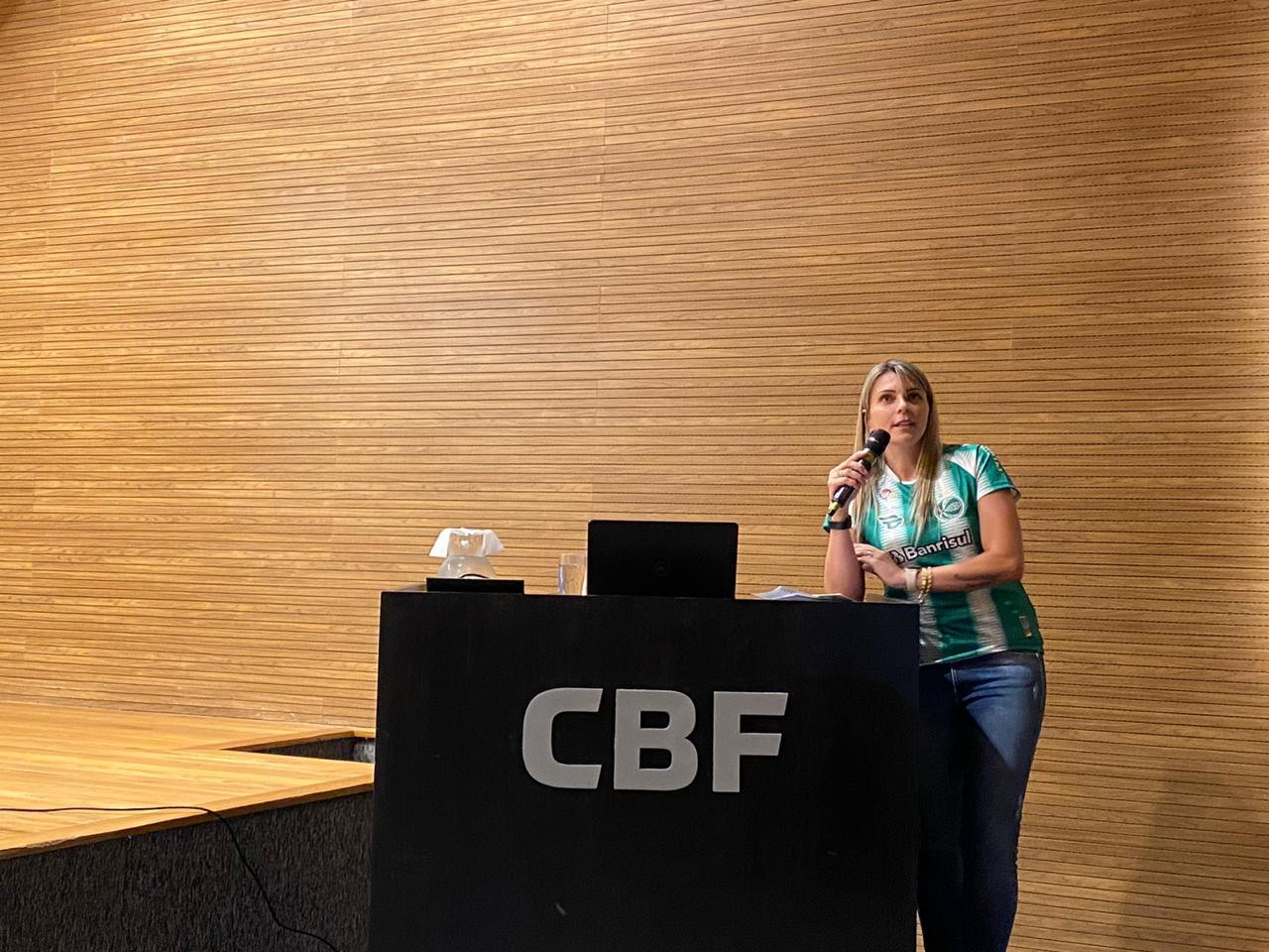 Psicopedagoga do Ju participa de seminário sobre formação de atletas na CBF