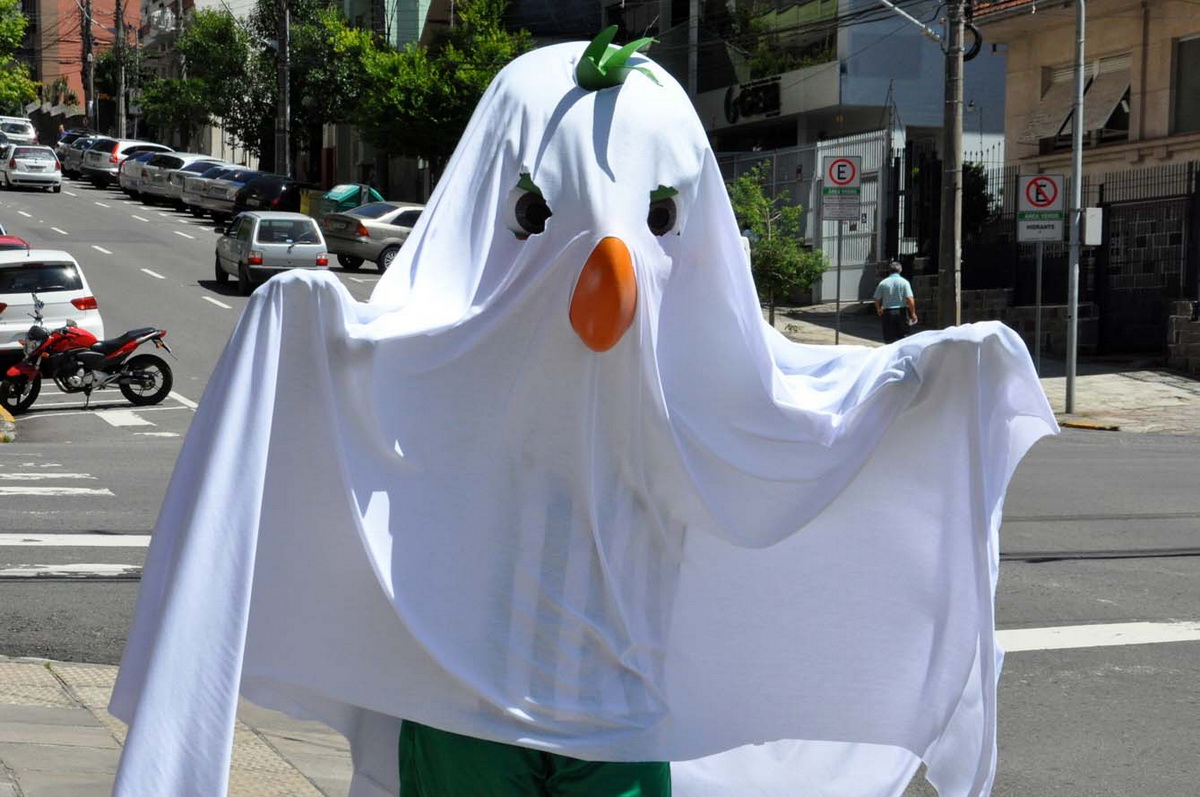 Periquito vai às ruas e promove o Halloween Jaconero