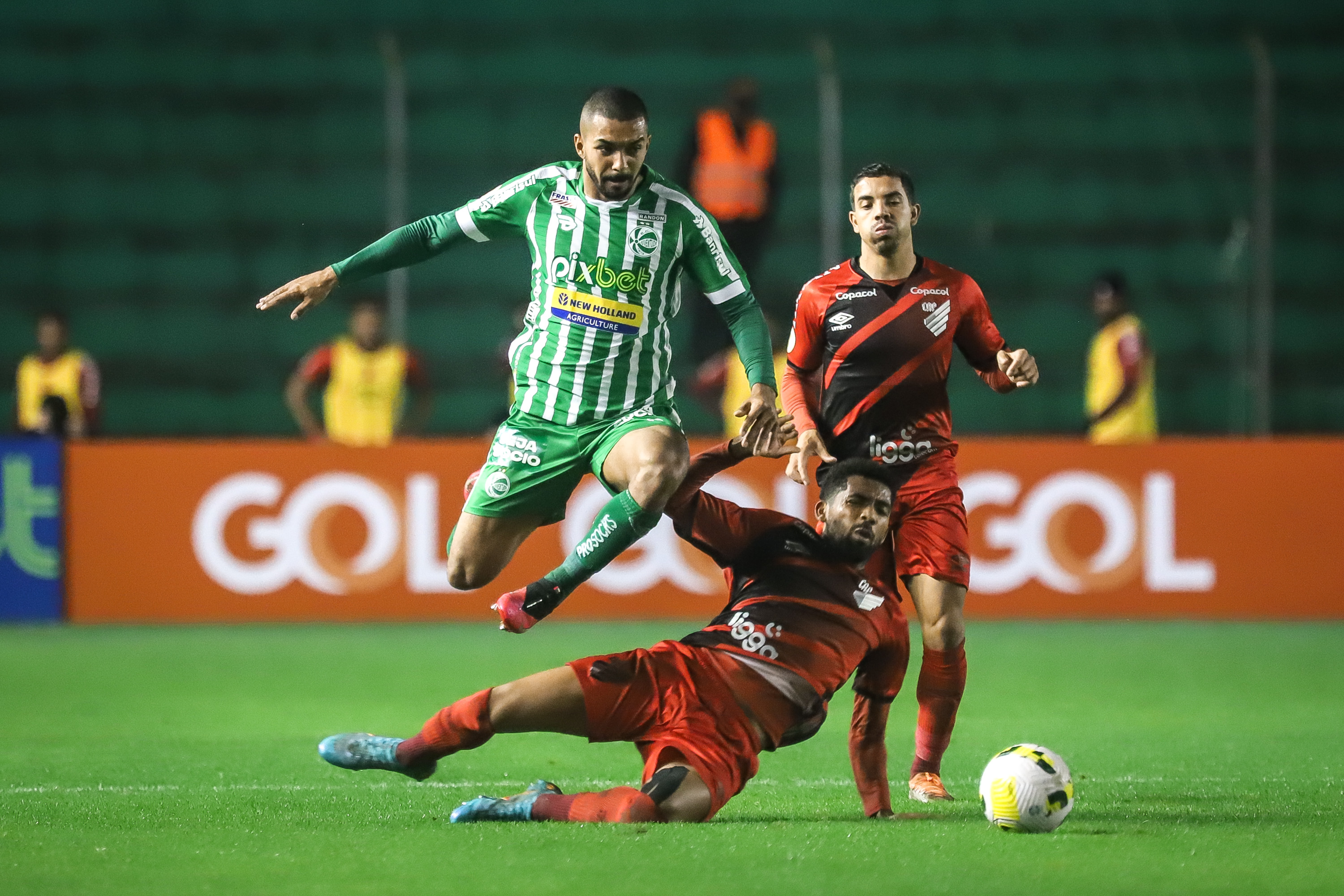 Ju cria chances, sai na frente, mas é superado pelo Athletico, no Jaconi