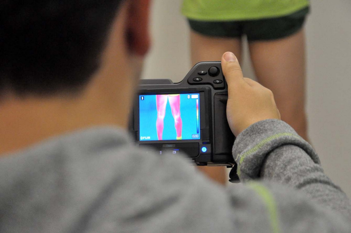Fisiologista Guilherme Rodrigues realiza teste com atletas do Juventude