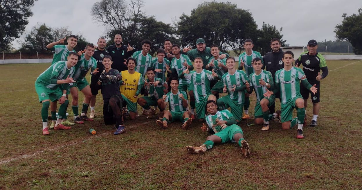 Ju sub-17 goleia e segue 100% no Gauchão
