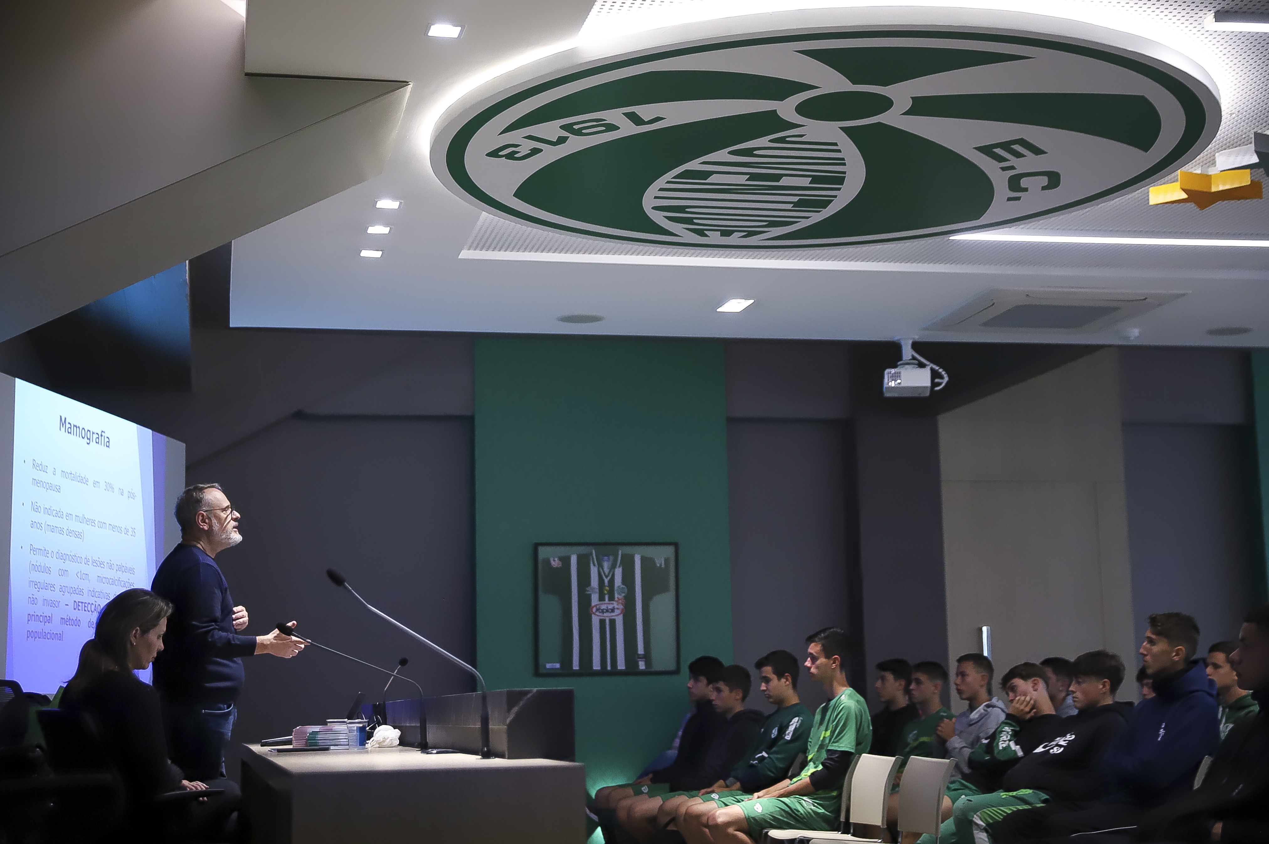 Esmeraldas e atletas da base participam de palestra sobre o Outubro Rosa e Novembro Azul