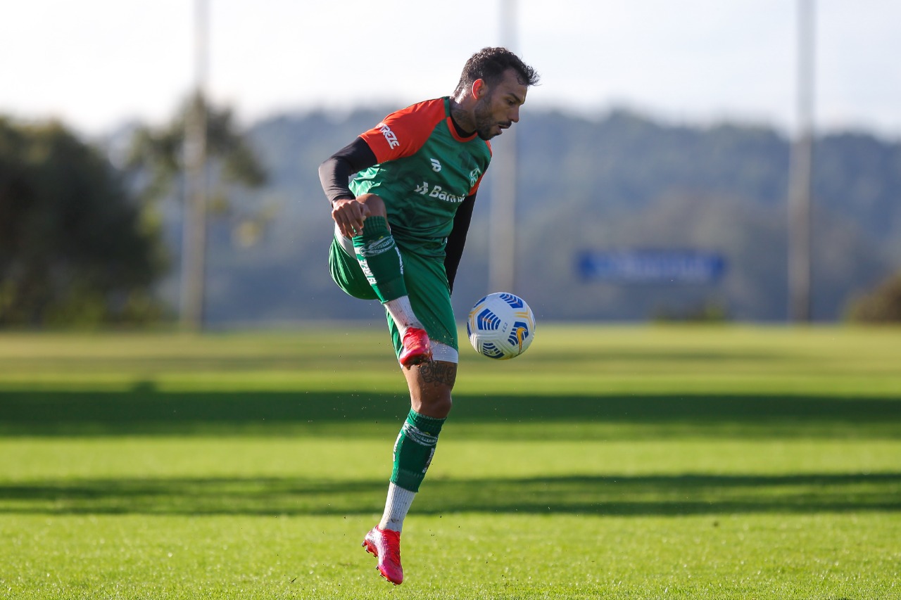 Ju apresenta o lateral-direito Michel Macedo