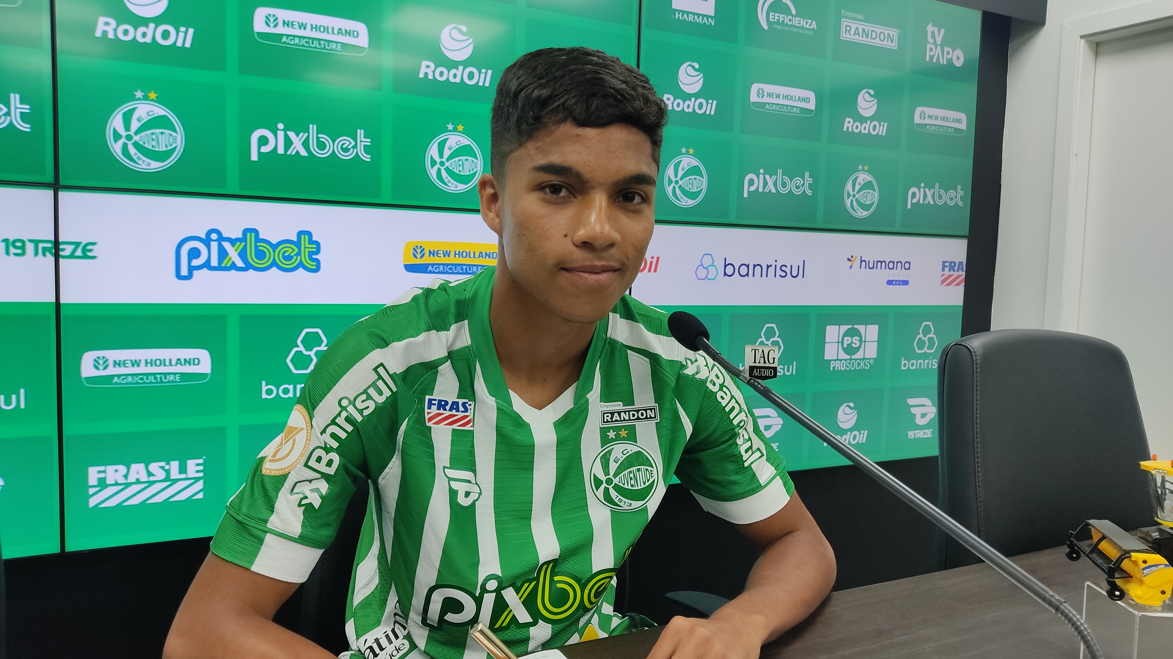 Meia Guilherme Teixeira assina contrato profissional com o Juventude