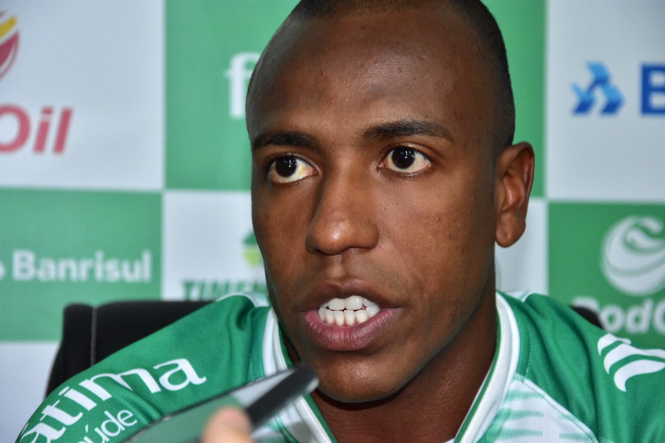Samuel Santos é apresentado oficialmente