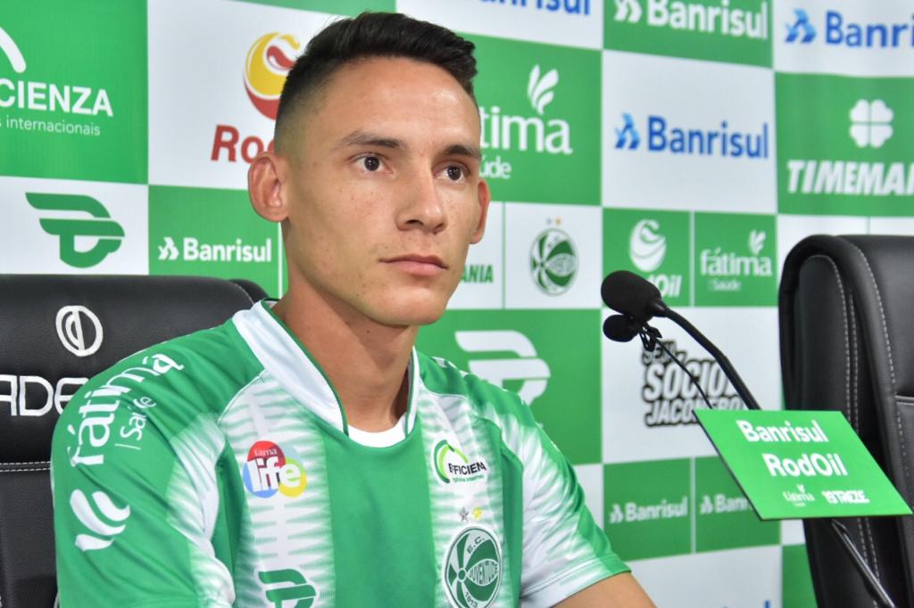 atacante Everton é apresentado no Jaconi