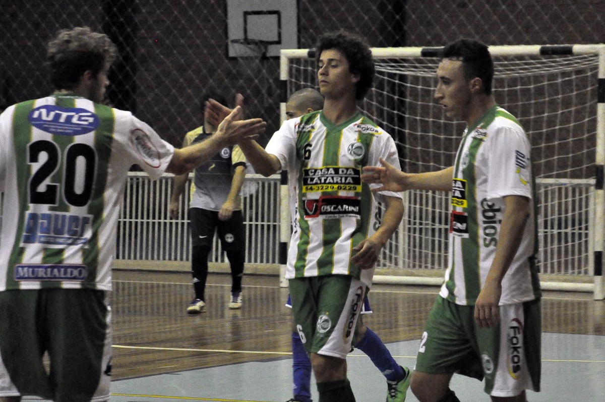 Ju Futsal empilha gols e carimba classificação