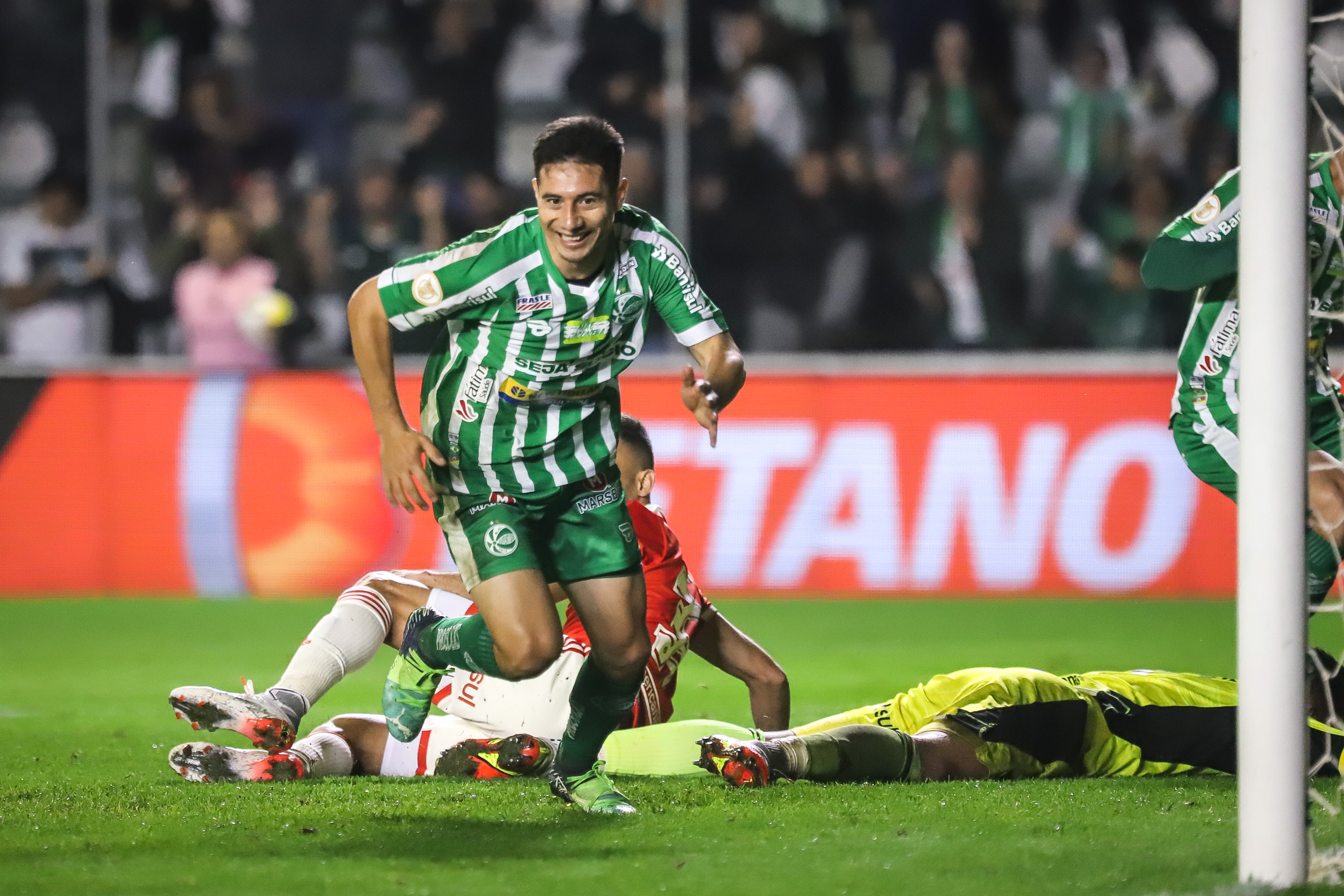 Ju busca gol no fim, empata com o Internacional e soma ponto no Brasileirão
